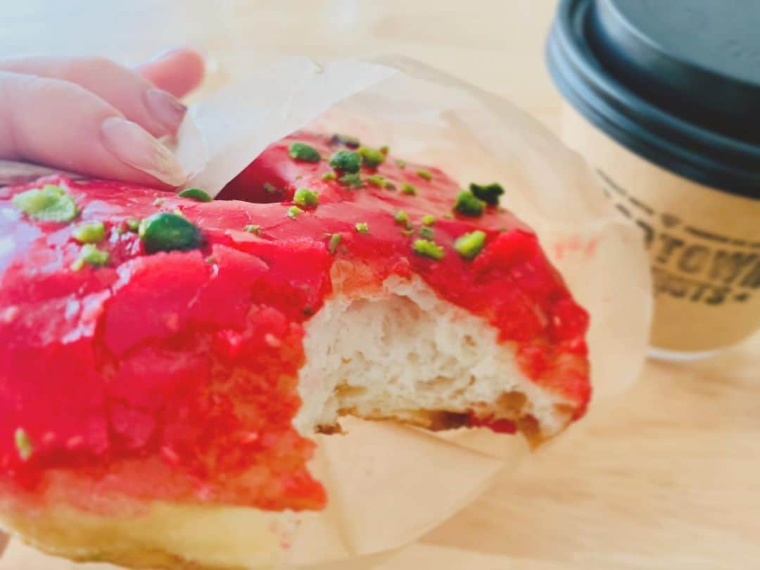 のインスタグラム：「前通って 目に入って すぐ買った。  ドーナツとアップルパイに 目がない私です…！  最近アーモンドミルクのラテが美味しい。 オーツミルクもよい。  #doughnuts #sweets #latte #almondmilk #oatmilk #soymilk #decafe #caffeineless  #cafetime #break #yummy #happy #love #life #thanks」