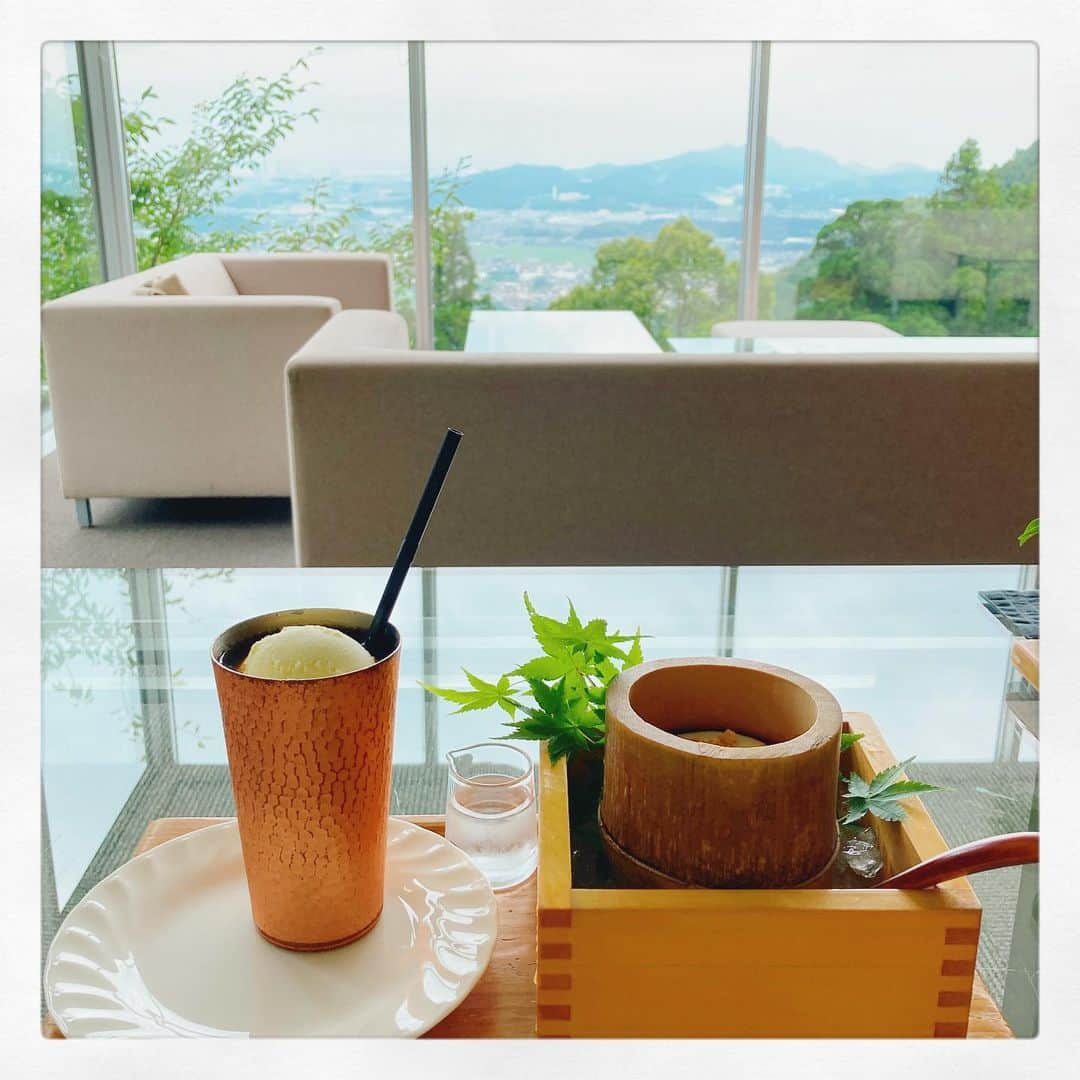 石崎佳代子さんのインスタグラム写真 - (石崎佳代子Instagram)「👒 天空の絶景カフェ‼️ 福岡県篠栗町「茶房わらび野」 . 若杉山の中腹・標高350mからの パノラマを眺めながら 大きなソファで ゆったりカフェタイムを楽しめます✨ . ヘアメイクのまなちゃんに 教えてもらい、 いつか行きたいなあと思っていたのです😊 . 夫と数ヶ月ぶりの遠出。 山の新鮮な空気と新緑、 素敵なカフェで すっきりリフレッシュできました✨ . 写真は 蜂蜜バニラアイスのコーヒーフロートと 豆乳もち😊 涼しげ〜🌿✨ . #茶房わらび野 #わらび野 #福岡カフェ #福岡カフェ巡り #篠栗町 #若杉山 #福岡ドライブ #コーヒーフロート#和スイーツ　#カフェタイム　#素敵カフェ #福岡グルメ #福岡おでかけ #絶景スポット #絶景カフェ #癒しの空間 #カフェ時間　#リフレッシュ #リフレッシュタイム #cafetime #café #cafestagram #instacafe #refresh」7月21日 18時20分 - kayoko_ishizaki