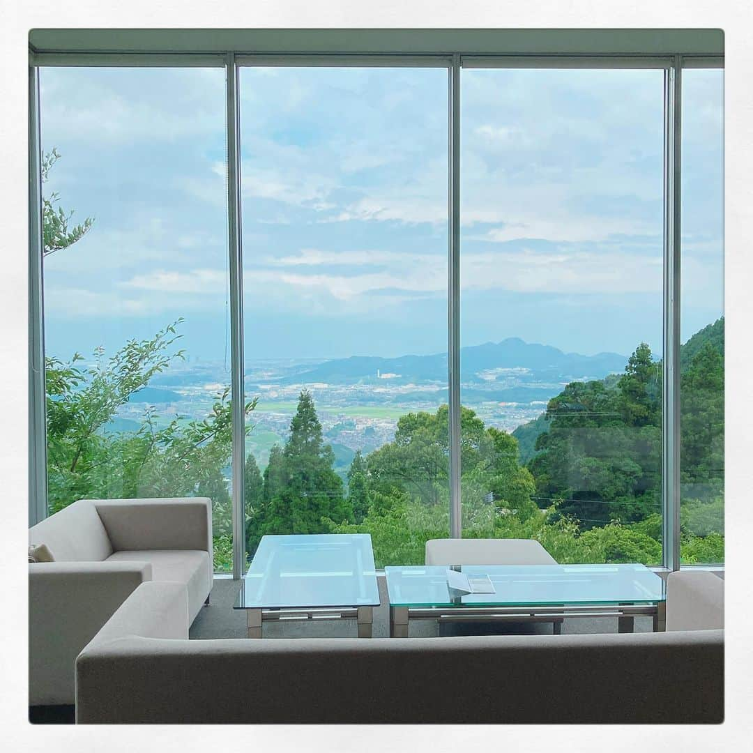 石崎佳代子さんのインスタグラム写真 - (石崎佳代子Instagram)「👒 天空の絶景カフェ‼️ 福岡県篠栗町「茶房わらび野」 . 若杉山の中腹・標高350mからの パノラマを眺めながら 大きなソファで ゆったりカフェタイムを楽しめます✨ . ヘアメイクのまなちゃんに 教えてもらい、 いつか行きたいなあと思っていたのです😊 . 夫と数ヶ月ぶりの遠出。 山の新鮮な空気と新緑、 素敵なカフェで すっきりリフレッシュできました✨ . 写真は 蜂蜜バニラアイスのコーヒーフロートと 豆乳もち😊 涼しげ〜🌿✨ . #茶房わらび野 #わらび野 #福岡カフェ #福岡カフェ巡り #篠栗町 #若杉山 #福岡ドライブ #コーヒーフロート#和スイーツ　#カフェタイム　#素敵カフェ #福岡グルメ #福岡おでかけ #絶景スポット #絶景カフェ #癒しの空間 #カフェ時間　#リフレッシュ #リフレッシュタイム #cafetime #café #cafestagram #instacafe #refresh」7月21日 18時20分 - kayoko_ishizaki