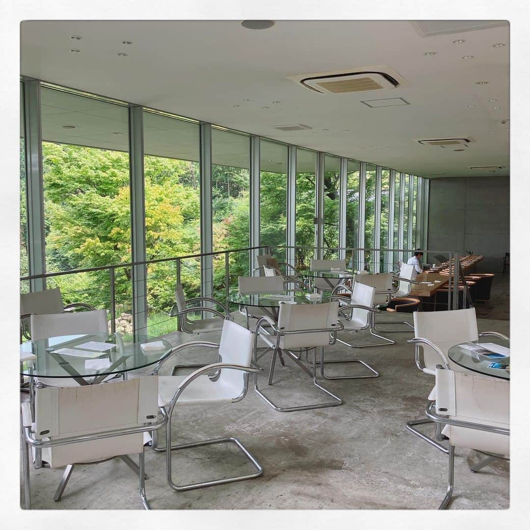 石崎佳代子さんのインスタグラム写真 - (石崎佳代子Instagram)「👒 天空の絶景カフェ‼️ 福岡県篠栗町「茶房わらび野」 . 若杉山の中腹・標高350mからの パノラマを眺めながら 大きなソファで ゆったりカフェタイムを楽しめます✨ . ヘアメイクのまなちゃんに 教えてもらい、 いつか行きたいなあと思っていたのです😊 . 夫と数ヶ月ぶりの遠出。 山の新鮮な空気と新緑、 素敵なカフェで すっきりリフレッシュできました✨ . 写真は 蜂蜜バニラアイスのコーヒーフロートと 豆乳もち😊 涼しげ〜🌿✨ . #茶房わらび野 #わらび野 #福岡カフェ #福岡カフェ巡り #篠栗町 #若杉山 #福岡ドライブ #コーヒーフロート#和スイーツ　#カフェタイム　#素敵カフェ #福岡グルメ #福岡おでかけ #絶景スポット #絶景カフェ #癒しの空間 #カフェ時間　#リフレッシュ #リフレッシュタイム #cafetime #café #cafestagram #instacafe #refresh」7月21日 18時20分 - kayoko_ishizaki