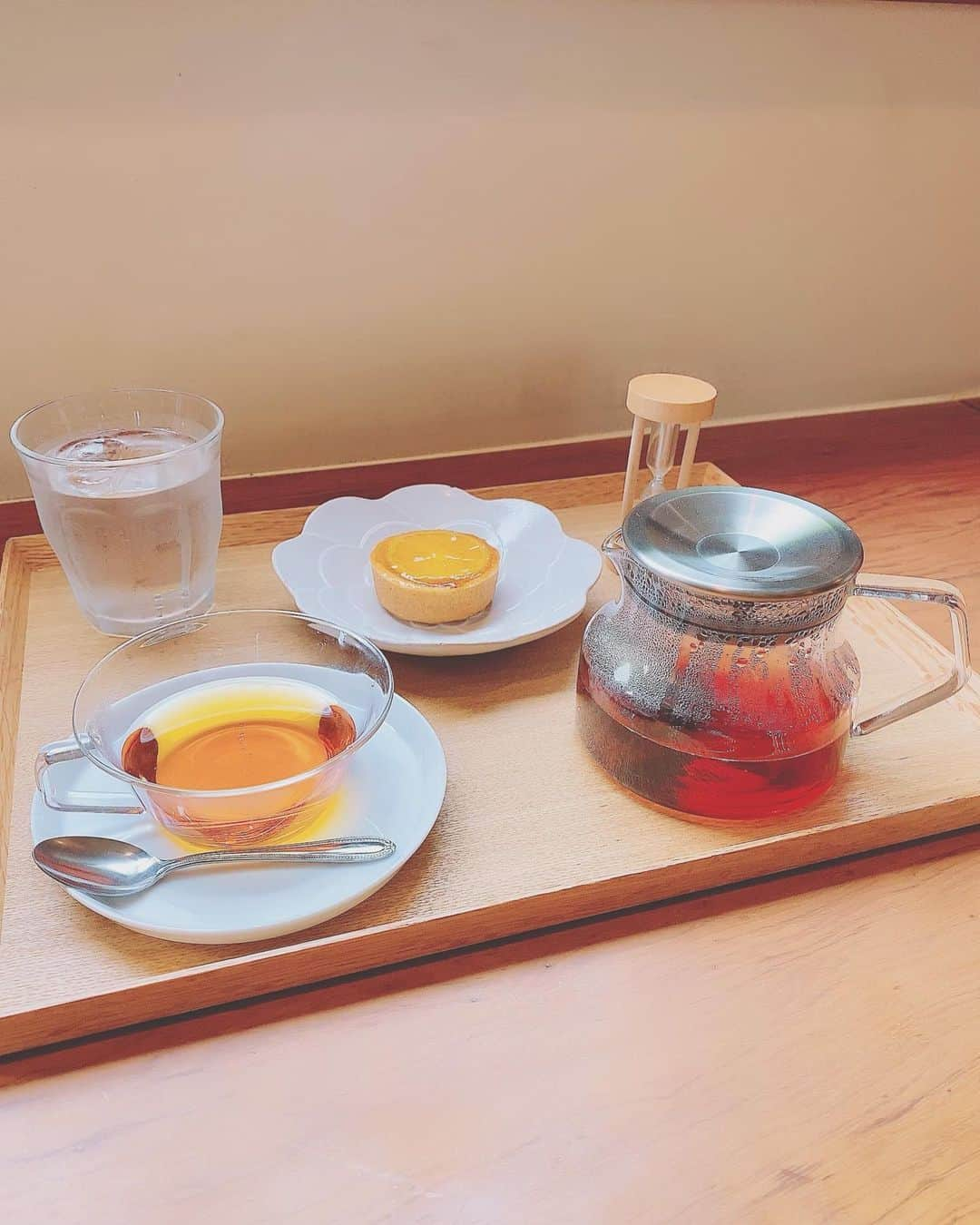 安藤きらりのインスタグラム：「大須観音の#キュームカフェエア でオレンジタルトとカカオティー🍫飲んできた☕︎ ほんで、知人がめちゃんこ推し！の占い師『KOUSUKE』さんに占ってもらったよん😇沢山お話聞いてもらえて、不安とかモヤモヤがスッキリしたの♡(私は結婚は遅めっていうのはやっぱりそうみたい🥵みんな報告は気長に待っとってね♪)こうすけさんはTV出演もされた方でハワイに住んでそうな雰囲気だったよ😆🌺🍹ありがとうございますっ✨🙇‍♂️カフェで無料診断ってありがたいね。またやらんかなぁ(´ｰ｀) #占い当たりすぎ」