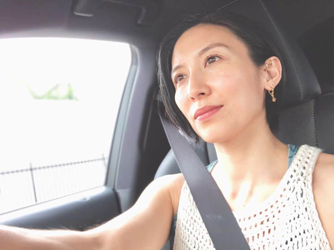 吉川めいさんのインスタグラム写真 - (吉川めいInstagram)「(日本語は続く)  My mantra lately:  ・ I’m on my way to “there.” ・ Because perfectionism says: why aren’t I there already?!  And idealism says: I should be there.   I’ve done enough beating myself up over this in my time. So today and for the next several decades (I think), it’s gonna be:  ・ I am on my way to “there.” ・  This is not a battle to fight by trying to become perfect or reaching that ideal.  This is ME seeing and really understanding the futility of that fight.  AND   Allowing myself room for that piece of perfectionism and idealism to just be there, to exist within me; Because I choose not to fight my own shadows.  AND   Because I’m not running out of room.   Because I can take this all in stride.   Say it with me: I am on my way to “there.”  ・ ・  最近の心の内のマントラ:  「今、向かっている途中だから。」  完璧主義が覗いてくると、心のナレーターは、「なんでまだ“そこ”にたどり着いてないの？なんでまだできないの？」と言う。 理想主義が顔を見せると、心のナレーターは、「これぐらいできてるはずでしょ」と言う。  そんな心の内のバトルはもう十分。  だから、今日から繰り返す心のマントラは、 「今わたし、向かっている途中だから。」 ・  観てごらん。 “完璧”や“理想”の名で繰り広げられる心のバトルは、勝てるバトルじゃないよ。 なぜなら、相手は理論と空想の世界でしか存在しない幻影だからね。  発展途上を抱くわたしは、 勝てないバトルに無駄足を踏まなくなったわたし。 無意味なところに労力を使わなくなった、パワフルな発展途上者。  完璧を求める自分も、 理想を求める自分も、 いなくなってはいない。 けど、優雅にわたしの歩幅内に納められている。  いなくならなくていい。 もう自分の影を追い払おうとしなくていい。  わたしの中には、十分なスペースがあるから。  わたしは  広い歩幅で、  今、向かっている途中だから。　  #selfappreciation #mymantra #selftalk #selftalkmatters #tokyo #drive #onmyway #mindfulness #mindfulnesspractice #マントラ　#心の声 #自分を好きになる #完璧主義　#理想　#ヨガライフ　#マインドフルネス　#今日の言葉　#進化　#平和　#selfempowerment #メンタル　#メンタルヘルス　#吉川めい　#自分に優しく　#東京　#ドライブ　#エンパワメント」7月21日 18時19分 - maeyoshikawa