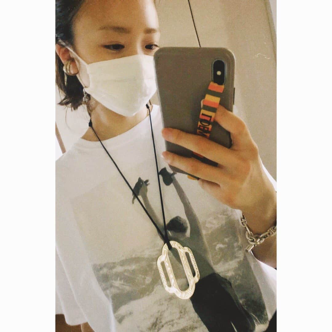 野尻美穂のインスタグラム：「HERMESのトゥアレグ、ずーっとほしくてやっと見つけてもらったお気に入り😌 そして久しぶりに履けるかもと思って履いたパンツはまだあと一息な感じで下半身は自粛カット😂 マスクで自撮り初めてやってみたよ😷 #HERMES #charlotteperriand」