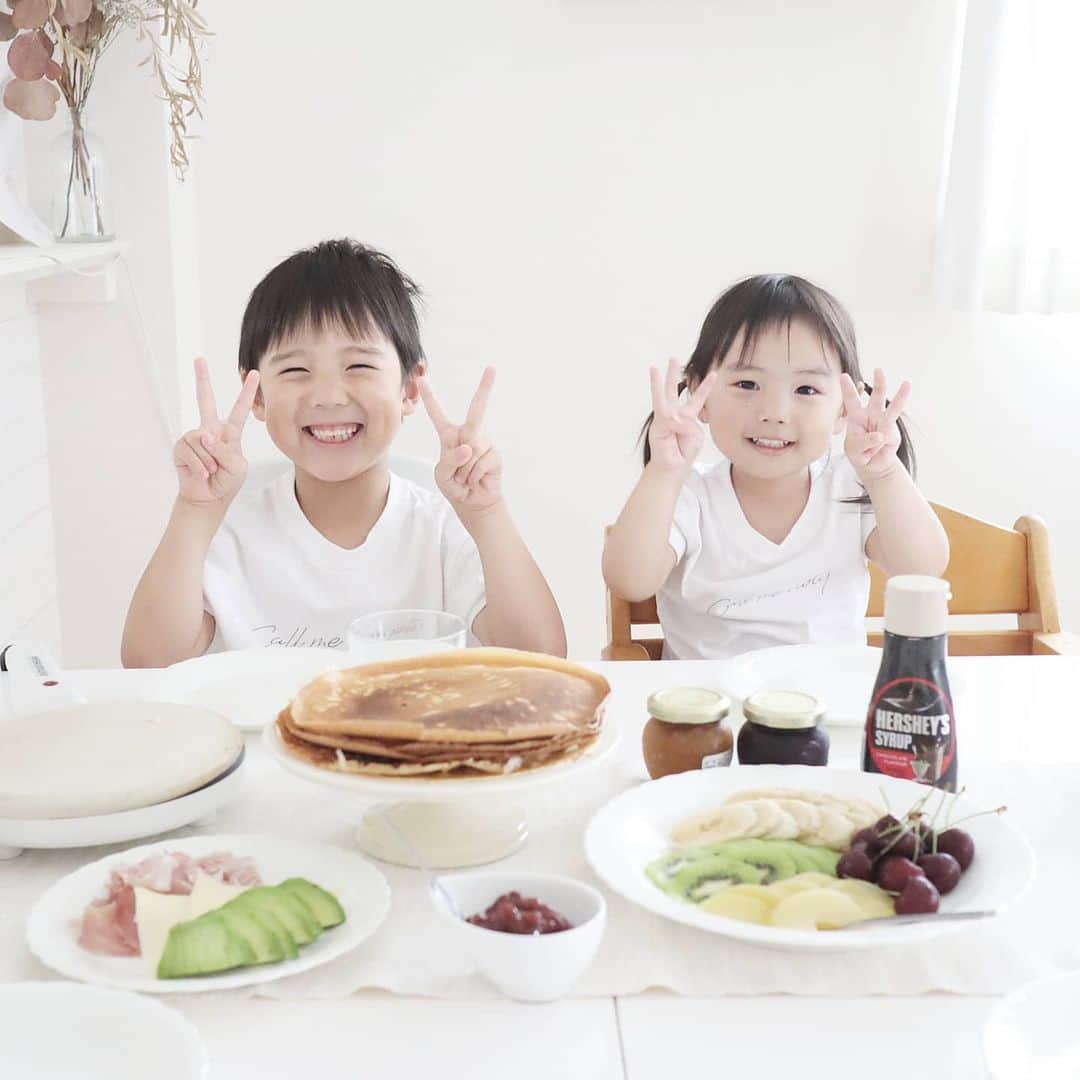 Eri Satoのインスタグラム：「長かったおうち時間、 ドーナツ、いちご飴、ポップコーンなどなど、お菓子作りが苦手ながら色々作ってみたけど、ついにこちらにも挑戦💛 そう、クレープ😋 · 【ライソン　ハンディクレープメーカー】は、 丸いプレートに生地を付けて焼くっていう逆の発想がすごい！！ 動画も載せてるから見てみてー！ これなら同じ大きさになるし、薄く焼けるから生焼けにもならない！ 私はパリパリっとしたクレープが好きなのでよーく焼いてます😁 · メニューも描いて、クレープ屋さん気分で楽しかったよ💛 ちなみに、こちらのパッケージはトイザらス限定パッケージなので、トイザらスでしか買えないみたい✨ · このクレープメーカーが当たるキャンペーンが24日までやってるから、チェックしてみてね！ @lithon_corp · #LITHON #ライソン #ハンディクレープメーカー #クレープ #調理家電 #キッチン雑貨 #お菓子 #お菓子作り #3時のおやつ #おうちじかん#簡単おやつ#子どものいる暮らし#子どものおやつ#兄妹#きょうだい#クレープ作り#手作りおやつ」