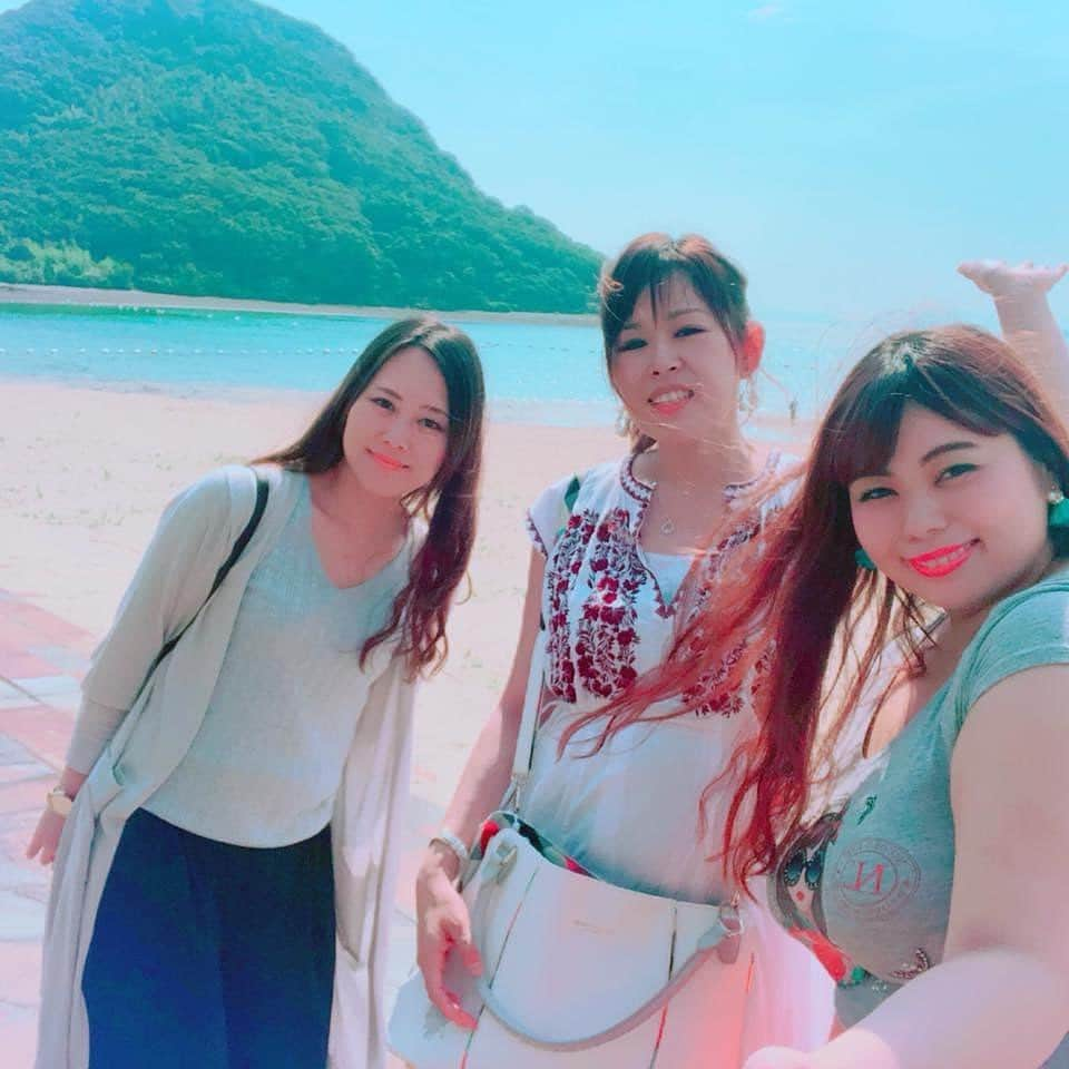 桃果愛さんのインスタグラム写真 - (桃果愛Instagram)「♡♡﻿ ﻿ こんばんは♡﻿ ﻿ 海行きたーい🏖﻿ 今年は海とか行けるのだろうか🥺﻿ ﻿ お気に入りのビーサン♡﻿ #nicolelee﻿ @nicolelee.japan  @nicoleleeusa  ﻿ と💕﻿ ﻿ ちょっと前だけど同級生との懐かしい写真☺️﻿ ﻿ ここは熊本の天草の✨﻿ #リゾラテラス  @lisolaterraceamakusa  というところ😍﻿ 同級生に連れてってもらいました🚗﻿ ﻿ 目の前が海🏖で、﻿ レストランやアイス🍨屋さんが並んでる💕☺️﻿ ご飯もすごく美味しいの🤤天草大王っていう鶏肉が好き😋 ﻿ お気に入りの場所♡﻿ ﻿ 大切な熊本🧸が地震だったり豪雨だったり﻿ 色々な災害にみまわれて心苦しいことも﻿ たくさんあるけど。﻿ ﻿ はやく熊本に何か恩返しできる人になりたいな。﻿ ﻿ はやくコロナも落ち着いて﻿ 世界中が平和になりますように🌈🌈🕊﻿ ﻿ ﻿ 〜 #自分を愛してHappyに♡〜﻿ #Aimomoka💋﻿ ﻿ ﻿ ﻿ #ビーチサンダル #ニコールリー ﻿ #天草 #海 #海好き #熊本 #熊本出身 #平和﻿ #天草大王 #グルメ #熊本グルメ #kumamoto #sea﻿ #plussizefashion #plussizemodel #plussizejapan」7月21日 18時26分 - ai_momoka.plussizemodel