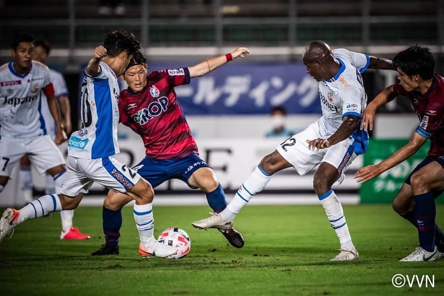 大竹洋平のインスタグラム：「. nice game⚽️💪  今の流れを継続できるように、またみんなで良い競争して良い準備して良い結果が出せるように頑張ります👍  追記：岡山サポーターの皆さん、入場する際温かい拍手で迎えてくださりありがとうございました。 集中していて自分では気づくことができなかったのですが、、春奈社長が教えてくれました！ 感謝です🙏  #vvaren #nagasaki #vファーレン長崎 #ファジアーノ岡山 #大竹洋平」