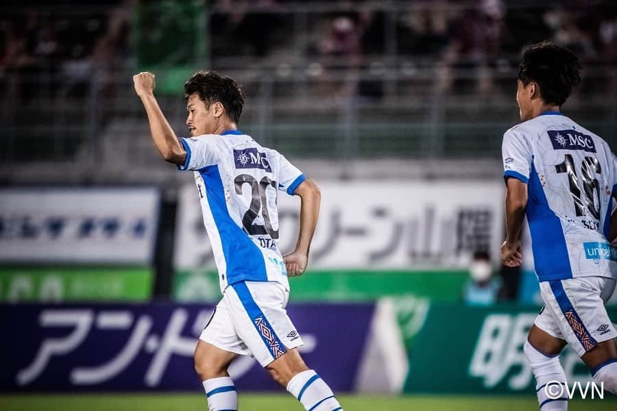 大竹洋平さんのインスタグラム写真 - (大竹洋平Instagram)「. nice game⚽️💪  今の流れを継続できるように、またみんなで良い競争して良い準備して良い結果が出せるように頑張ります👍  追記：岡山サポーターの皆さん、入場する際温かい拍手で迎えてくださりありがとうございました。 集中していて自分では気づくことができなかったのですが、、春奈社長が教えてくれました！ 感謝です🙏  #vvaren #nagasaki #vファーレン長崎 #ファジアーノ岡山 #大竹洋平」7月21日 18時27分 - ytk_52