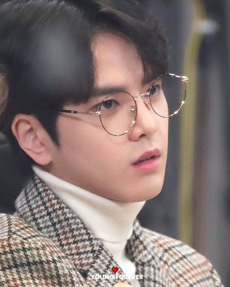 ヨンフンさんのインスタグラム写真 - (ヨンフンInstagram)「he looks so good in glasses 😍©YOUNG forever. #THEBOYZ #더보이즈 #YOUNGHOON #영훈」7月21日 18時39分 - younghoon.theboyz