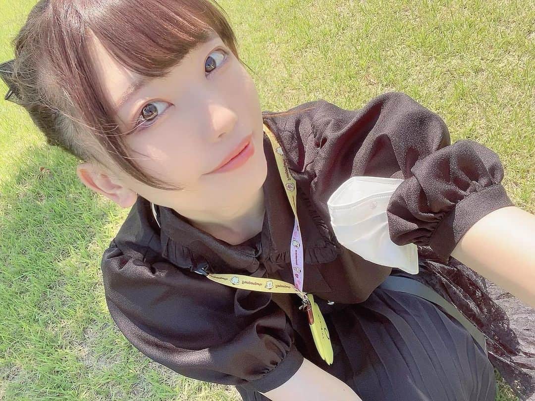 石原美沙紀のインスタグラム：「芝生は癒される🥰 #自撮り　#アイドル　#女優　#フォローしてね #ファインダー越しの私の世界 #撮影モデル　#撮影　#モデル　#japanesegirl #followforfollowback #likeforlikes」