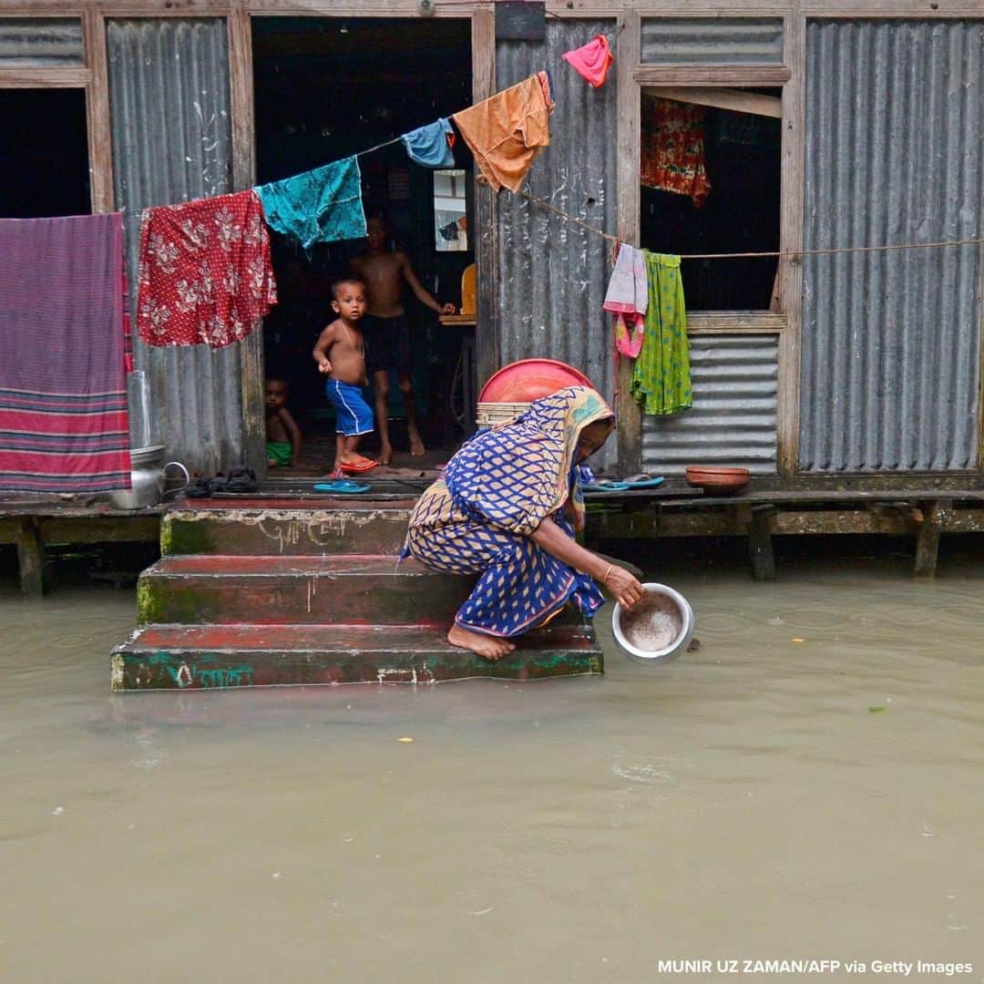 ABC Newsさんのインスタグラム写真 - (ABC NewsInstagram)「Woman washes her cooking pot in the flood waters outside her house in Sreenagar, Bangladesh. #flood #bangladesh」7月21日 18時33分 - abcnews
