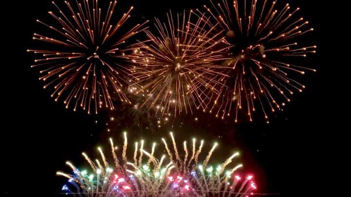 のインスタグラム：「動画は昨年の諏訪湖花火大会✨﻿ ﻿ ﻿ この度、地元・長野県諏訪市から﻿ クラウドファンディングプロジェクトが立ち上がりました🙌﻿ https://greenfunding.jp/showboat/projects/3852﻿ ﻿ 花火は元々厄除のために始まったものだそう﻿ 疫病退散！﻿ ﻿ #諏訪の国公式アンバサダー」