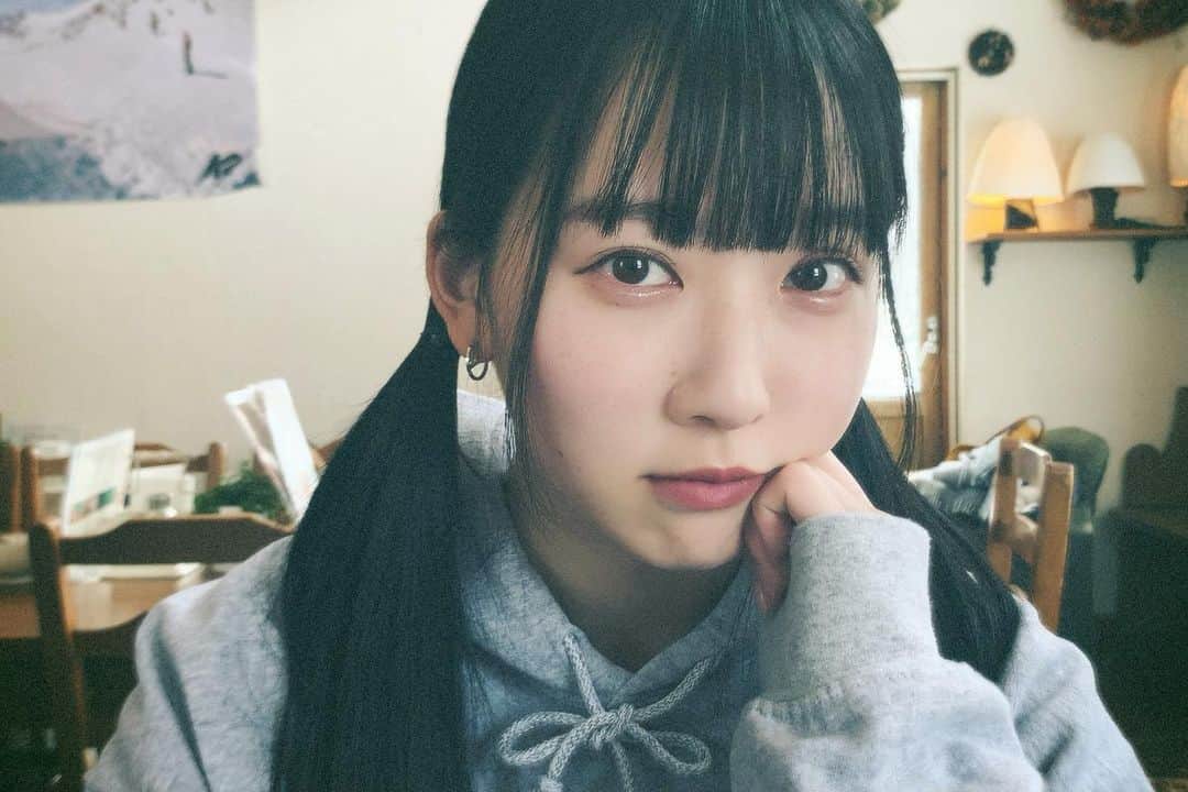 のインスタグラム：「一緒に北海道行った時の 朝ごはんタイム🥞  ツインテール可愛い。 こちらもiPhoneでEE35フィルム🎞。最近はフィルムカメラをゲットして写真はありますがまだ色々解禁前なので あげれないけどお楽しみに🌙」