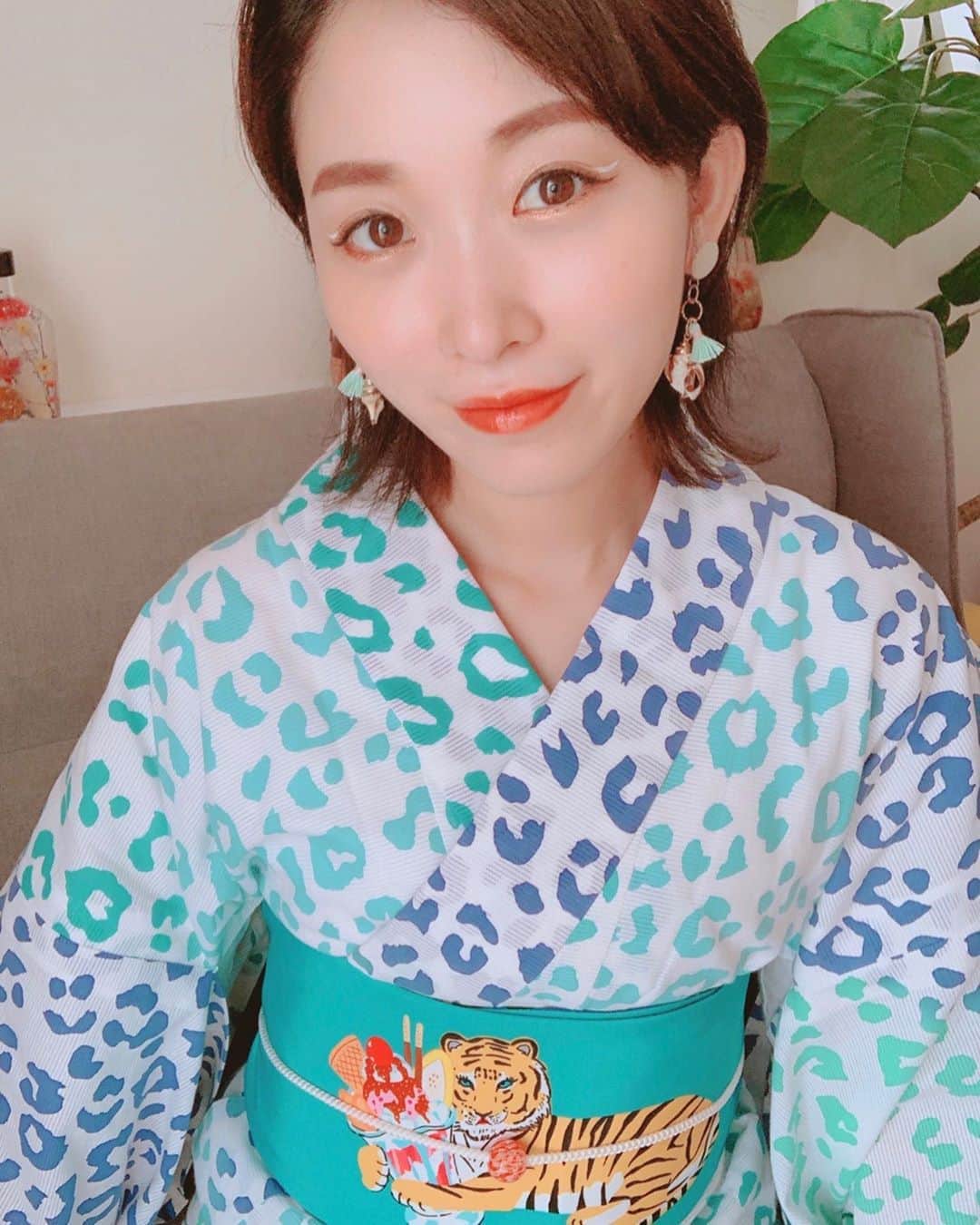 くまみきのインスタグラム：「今年の浴衣はこちらをゲット🐯！﻿ 届いたので早速着てみました💗﻿ ﻿ さぁ〜夏の思い出作るぞ☀️！ってことでオンラインオフ会を開催します！﻿ 詳しくは昨日のYouTube動画でお話しした通りですが、このご時世でなかなかみんなと集まれないけど何か思い出作れないかなと計画してました☺️💗！﻿ ﻿ 2020年8月8日(土)﻿ くまみきと一緒にGRWM〜夏だ!!浴衣だ!!お茶会だぁ!!〜﻿ --------------------﻿ 開催場所:Zoom ﻿ --------------------﻿ 1部  一緒にメイクしよう💄﻿ START 10:30 / END 11:30﻿ 2部 浴衣の着付けレッスン👘﻿ START 13:00 / END 14:30﻿ 3部 わいわいおやつタイム🍿﻿ START 16:00 / END 17:00﻿ ﻿ 本日20時よりチケット発売開始です✨﻿ 詳細はストーリーズのほうにリンク貼っておくのでそちらからご確認ください💗﻿ ﻿ 個人的はずっとやってみたかった浴衣の着付けレッスンをやるので緊張&気合い入ってます💪💗﻿ 当日は何を着ようかな〜パジャマだったり浴衣だったり楽しい1日になりそう💗﻿ ﻿ 私のファンの方はみんな優しくて優しくて優しいので(自慢🥰)、おしゃべりドキドキな方も男性の方も年上の方もぜひぜひです✨﻿ 顔出し恥ずかしい方もマスクやメガネやかぶりもので隠してOKなのでお気軽にご参加くださいね💗﻿ ﻿ ﻿ 浴衣&帯/ @aya_barairo ﻿ ピアス/沖縄で🐚﻿ ﻿ #着物コーディネート #着物コーデ #着物 #きもの #kimono  #着物女子 #kimonostyle #kimonofashion #japanesekimono #おうち着物 #浴衣 #ゆかた #おうち浴衣 #yukata」