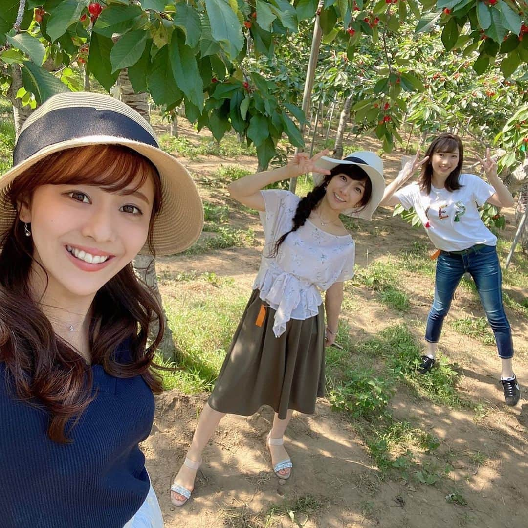 佐藤彩さんのインスタグラム写真 - (佐藤彩Instagram)「先日行ってきた、さくらんぼ狩り🍒  大堀結衣アナ、森田絹子アナ、2人ともかわいすぎです🥺✨  いい写真がたくさんありますよ☺️  絹子カメラマンは独特の姿勢と感性で、「これはカレンダーものです！」と、自信作も撮影してくれました😊  感染予防をしっかりして、美味しいさくらんぼをいっぱい食べて…🍒 大満足の楽しい時間でした😆🍒  #さくらんぼ #🍒  #さくらんぼ狩り #札幌 でも楽しめる #楽しいひととき  #この日も食べまくった #100粒以上食べた #さくらんぼ好き #さくらんぼが似合う #2人がかわいすぎる #HBC #北海道放送 #アナウンサー #大堀結衣 アナ  #森田絹子 アナ　#佐藤彩」7月21日 18時48分 - hbc_ayasato