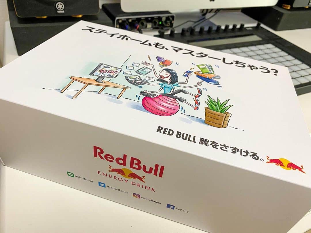 DJ ATSUのインスタグラム：「#黄金のレッドブル #SUMMEREDITION﻿ @redbulljapan  ﻿ ありがとうございます！﻿ 夏に向けてキンキンに冷やして、頂きます‼︎」