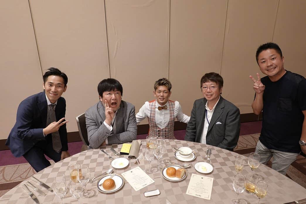 皇治さんのインスタグラム写真 - (皇治Instagram)「スポンサード限定会食会を開催して頂きました♪  こうして応援して支えて頂ける事当たり前やない。  ずっとどうなろうが初心、感謝を俺は忘れません。  本当にありがとうございます。  新たな舞台で皇治軍団が最高なのを証明します。  協賛スポンサー様 （順不同）  株式会社 メインステージ 様 http://www.main-stage.co.jp/ .  BODY MAKER 株式会社 様 https://www.bodymaker.jp/ ‭‭  株式会社 ブレイヴ 様 http://www.brave8103.jp/company/  有限会社 スター急便 様 http://starexpress.jp/pg152.html ‭‭  マグナスインベストメント 株式会社様 http://magnusinvestment.jp/ .  株式会社アルプロン 様 https://alpron.co.jp  株式会社フュービック 様 https://doctorstretch.com/lp25/?utm_source=google&utm_medium=c .  害獣バーサス　様 https://gaiju.jp/  株式会社EFFORT　様 http://www.effort-bodymake.com/  山口運送株式会社　様 http://yuk-net.co.jp/  株式会社エイチアンドティーガレリア 様 http://athcare.jp/  株式会社　supermaniac 様 http://www.supermaniac.ne.jp/ . . 有限会社 電器の小山 様 http://denki-koyama.jp/ . . 有限会社イフ  様  https://www.c-if.jp/  株式会社 プライムコーポレーション 様 http://www.prime-cp.com/profile.html .  2nd Table株式会社 様 https://2ndtable.com/company/  インド料理INDIA 様 https://g.co/kgs/95oa6k   株式会社 Kenso　様 https://g.co/kgs/7AKS8L   進光建設  様 https://www.lvnmatch.com/shop/detail/012811570700/  株式会社ベルエア・アソシエイト　様 http://www.belair21.jp/  松井エンタープライズ株式会社　様 http://www.matsui-ep.com/  株式会社　新　英　様 https://www.yuraranoyu.jp  浅井綜合法律事務所　様 ‭‭https://legalus.jp/osaka/osakashi/osakashikitaku/lo_4622  株式会社ホッタテクノサービス　様 http://hottatechnoservice.com/  EMOTIONAL　様 https://g.page/brandshopEMONA?share   株式会社西和 https://seiwa1919.com/profile/  天野山カントリークラブ http://www.amanosan.jp/  ヒカリレンタ株式会社 http:// hikari-renta.com  #皇治軍団 #スポンサード」7月21日 18時54分 - 1_kouzi