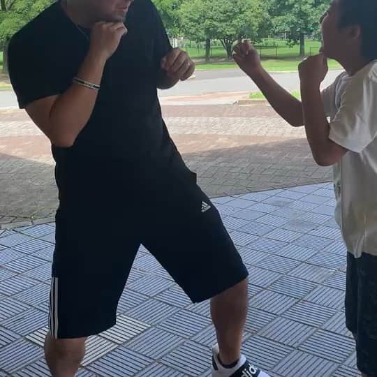 星野光正のインスタグラム：「娘が熱を出し、このタイミングでは家族に熱持ちが出たら小学校の登校は控えて欲しいとの事。  当然の事です。 何も無ければそれで良い。 何かあってからでは遅い。  娘も昨日の時点で熱は下がり、すぐさま連れて行ったお医者さんにも鼻風邪との診断を受けてましたが息子達には学校側の為にも余分に休みを取らせました。  ですが。  そのまま家にこもりっぱなしも良くないので、娘は大事をとってバァバに預けて軽く運動しに行こう！と言う事で府営公園に。  息子達がバシバシ叩いてきたので仕返しw 息子を追い詰めるのにスウィッチまで使うと言うw  ちょっと罪悪感のある貸し切り状態で良い事では無いけど、いつも人がいっぱいの遊具を心行くまで使えたのは息子達には良かったのかなと思う。  #プロダーツプレイヤー #ダーツインストラクター #ダーツ #星野光正 #星野飯 #三児のパパ #アラフォーパパ #料理好き #公園  #息子」