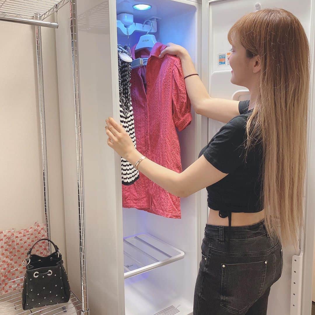 紗蘭さんのインスタグラム写真 - (紗蘭Instagram)「お家に帰ってきてからは、外でついてしまった菌やウイルスの低減ができるLG stylerを使ってるよ✨👗 お気に入りの衣類の消臭、シワ伸ばし、除湿の機能が使えて便利♥️ お家でできる衣類のケアもこれからしっかりしていこう✨ @lg_japan_kaden  #LGstyler #衣類ケア #衣類除菌 #スタイリッシュ家電 #PR」7月21日 19時04分 - saracchidayo