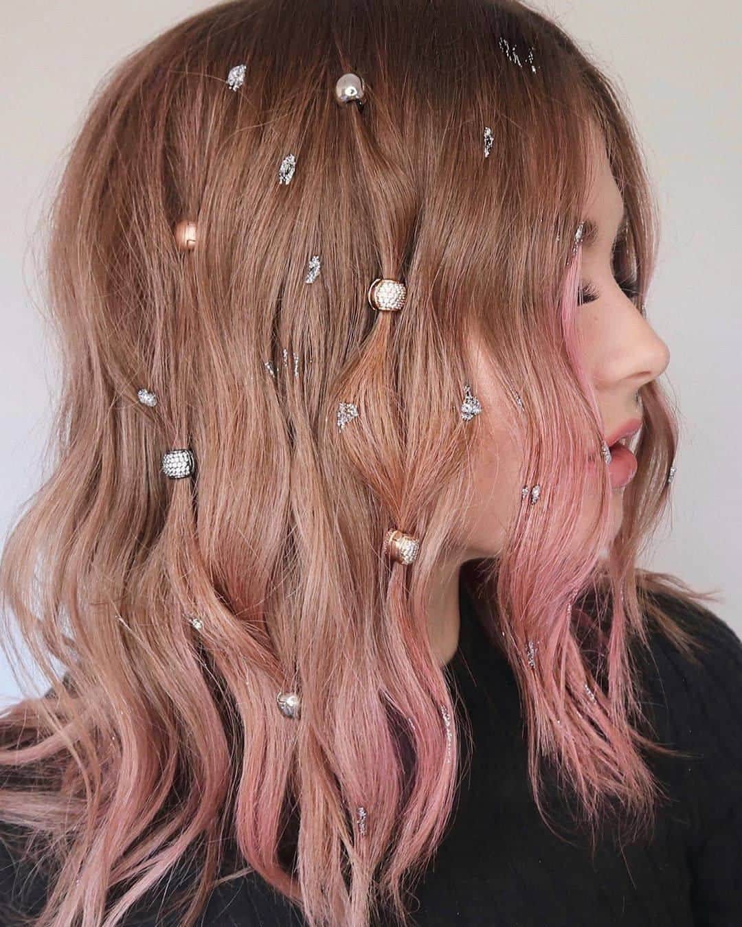 ghd hairさんのインスタグラム写真 - (ghd hairInstagram)「Embellished pink waves 💕✨ a perfect summer hair look. Comment below if you’d try this 👇​  @alionawithlove  @kela_uk   #ghd #ghdhairpro #pinkhair #ghdpink #takecontrolnow #pinkwaves」7月21日 19時00分 - ghdhair