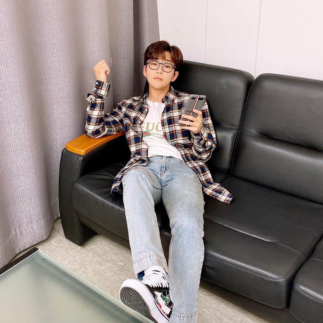 DINDINのインスタグラム：「저렇게 입고 나갔다 더워서 불 탐🔥🔥 #여름안에서 #딘딘」