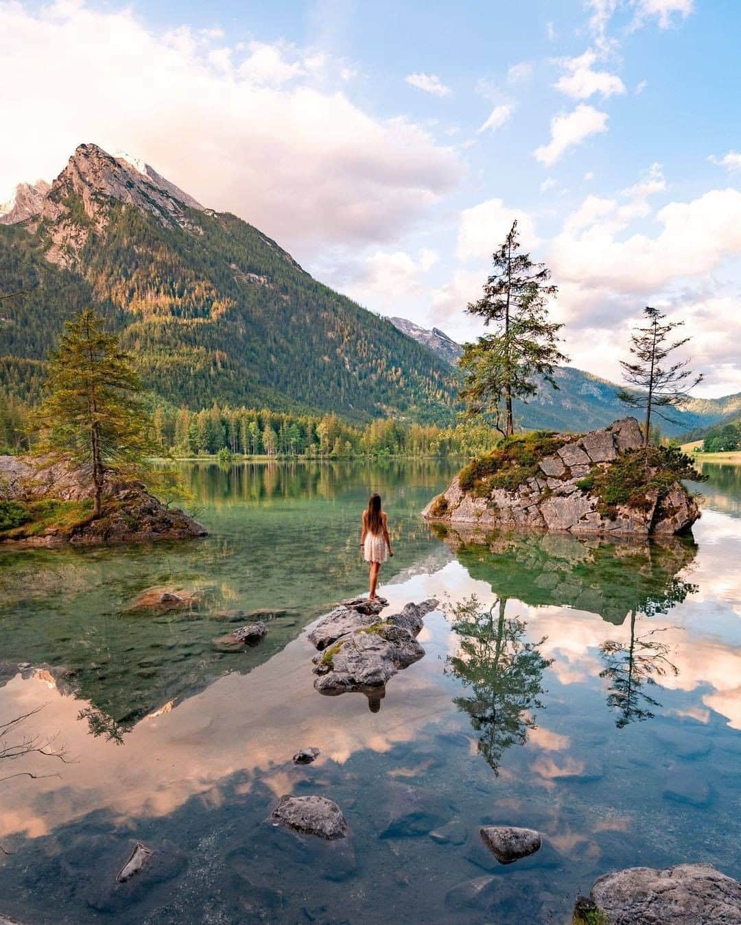 Discover Earthさんのインスタグラム写真 - (Discover EarthInstagram)「" During our little road trip through the southern Part of Germany we’ve seen incredible castles, mountains and lakes 🏰⛰💦 Sometimes I had to remind myself that we are still in our own country 😍 • We will definitely try to visit more places in Germany in the future ☺️"   🇩🇪 #discovergermany  with @voyagefox_  #castle #mountain #lakes #germany🇩🇪」7月21日 19時01分 - discoverearth