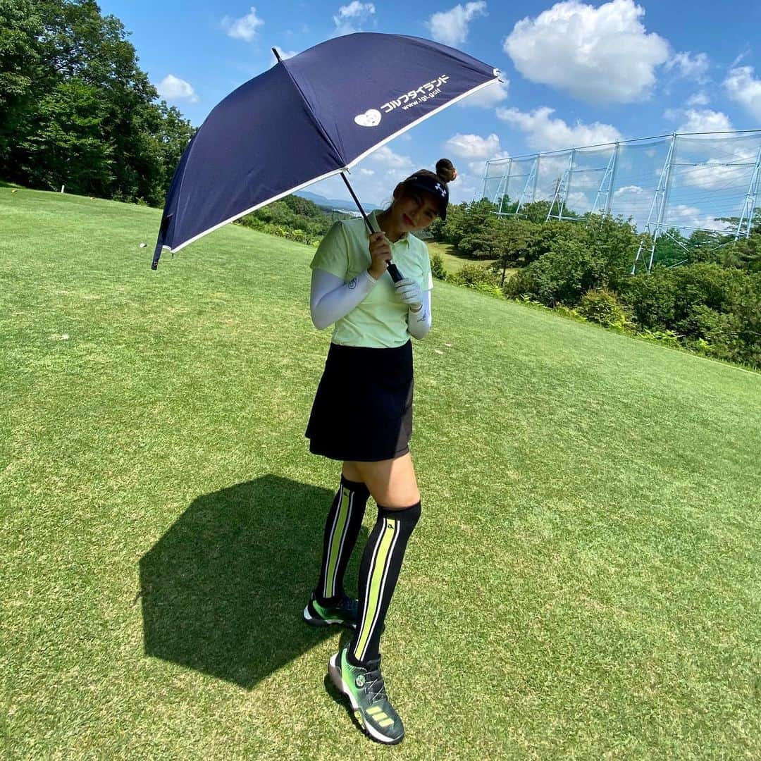 八巻セイラさんのインスタグラム写真 - (八巻セイラInstagram)「@golf__thailand さんから素敵な傘をいただきました！合宿中毎日使ってます🌂 おかげさまで日焼けめちゃくちゃ予防できてます🌞 これから夏も日差しが強いのでゴルフ中には欠かせません！ありがとうございます🌸  #ゴルフタイランド #golfthailand #golf #umbrella #傘 #日傘 #ゴルフ傘 #日差し #夏ゴルフ #アンダーアーマー #アンダーアーマー女子 #ゴルフ合宿#合宿 #日焼け対策 #ゴルフ #ゴルフ女子 #スポーツ #スポーツ女子 #decembermay #ゴルフウエア #ゴルフラウンド #golf #golflife #golfer #sparms #sparmssunprotection #oakleysunglasses #vessel #vesselgolf #honmagolf」7月21日 19時02分 - sarahyamakibranch