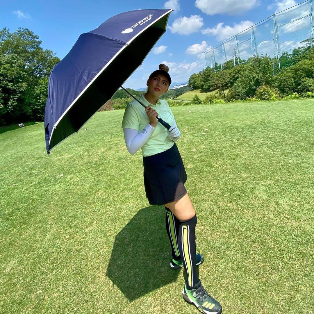 八巻セイラさんのインスタグラム写真 - (八巻セイラInstagram)「@golf__thailand さんから素敵な傘をいただきました！合宿中毎日使ってます🌂 おかげさまで日焼けめちゃくちゃ予防できてます🌞 これから夏も日差しが強いのでゴルフ中には欠かせません！ありがとうございます🌸  #ゴルフタイランド #golfthailand #golf #umbrella #傘 #日傘 #ゴルフ傘 #日差し #夏ゴルフ #アンダーアーマー #アンダーアーマー女子 #ゴルフ合宿#合宿 #日焼け対策 #ゴルフ #ゴルフ女子 #スポーツ #スポーツ女子 #decembermay #ゴルフウエア #ゴルフラウンド #golf #golflife #golfer #sparms #sparmssunprotection #oakleysunglasses #vessel #vesselgolf #honmagolf」7月21日 19時02分 - sarahyamakibranch