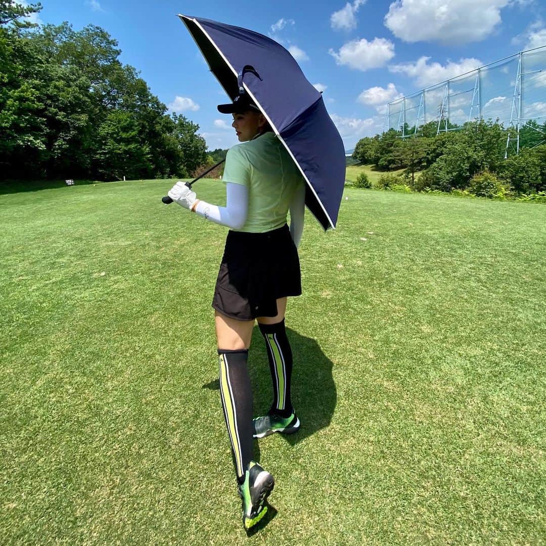 八巻セイラさんのインスタグラム写真 - (八巻セイラInstagram)「@golf__thailand さんから素敵な傘をいただきました！合宿中毎日使ってます🌂 おかげさまで日焼けめちゃくちゃ予防できてます🌞 これから夏も日差しが強いのでゴルフ中には欠かせません！ありがとうございます🌸  #ゴルフタイランド #golfthailand #golf #umbrella #傘 #日傘 #ゴルフ傘 #日差し #夏ゴルフ #アンダーアーマー #アンダーアーマー女子 #ゴルフ合宿#合宿 #日焼け対策 #ゴルフ #ゴルフ女子 #スポーツ #スポーツ女子 #decembermay #ゴルフウエア #ゴルフラウンド #golf #golflife #golfer #sparms #sparmssunprotection #oakleysunglasses #vessel #vesselgolf #honmagolf」7月21日 19時02分 - sarahyamakibranch