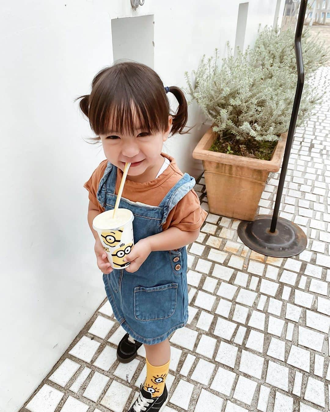 孫きょうさんのインスタグラム写真 - (孫きょうInstagram)「ミニオンLOVE🍌🥤﻿ またUSJにも行きたいな〜🥺﻿ ﻿ 靴下は @hm_kids のだよ💛💛﻿ ﻿ 7/31まで店頭とSNSでミニオンズグッズがもらえる2つのプレゼントキャンペーンもやってるよ✌🏽﻿ 「H&M ミニオン コンテスト」で検索してね✔︎﻿  ﻿ #HMxミニオンズ #HMキッズ #ミニオンズ #HMKids #HMxme #ad #2歳 #女の子コーデ」7月21日 19時04分 - sonkyou1013