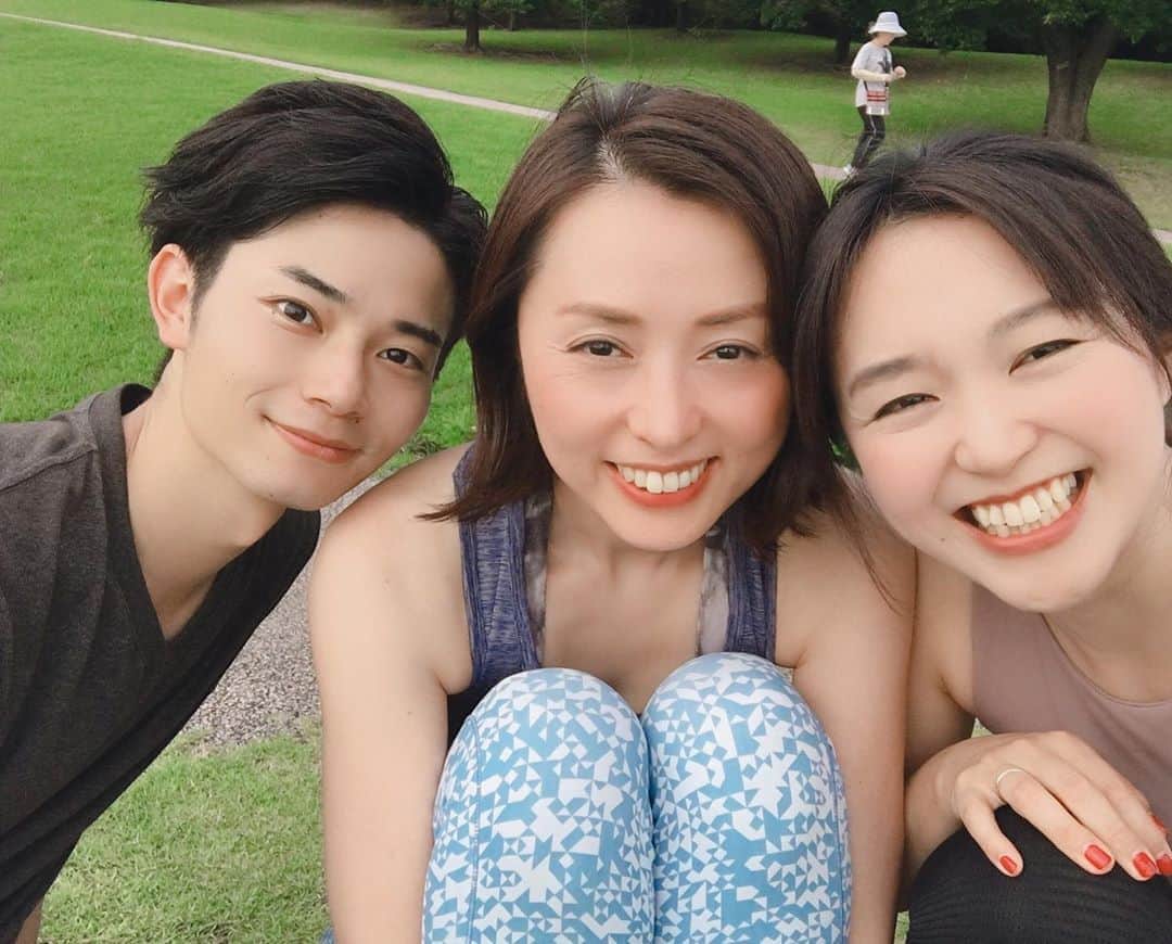 南早苗のインスタグラム：「青空ヨガ＆ドローン撮影。 昨日の最高気温は、金沢で33度台だったとか💦 暑かったけど、いい汗かいたー！！  @az_mal  さん、　@ka91uver  さん 誘ってくれてありがとう💓  しっかり体を動かしたお陰で昨晩は熟睡できました😆  また海へ山へ行こうね😊  #大乗寺丘陵公園　#ヨガ　#yoga #yogini #ドローン撮影  #丸い空　#青空　#あまりにも楽しすぎて変なテンション　#kanazawa」