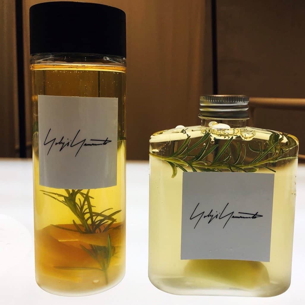 CRAZY KITCHENのインスタグラム：「.﻿ Yohji Yamamoto「2020 Autumn & Winter Collection」/ 2020/6/12-14《The English description is below》﻿ ﻿ ヨウジヤマモト様の2020年秋冬コレクションの受注会にて、お客様にお配りするドリンクを、アルコール、ノンアルコール、それぞれ１種ずつ、ロゴ入りのボトルにてご用意させていただきました。﻿ ﻿ At the ordering event for Yohji Yamamoto's Fall/Winter 2020 collection, we have prepared the drinks which is in a bottle with the logo. ﻿ One is rosemary and lime sangria.  The other is grape juice with rosemary and orange peel.﻿ ﻿ 【MENU】﻿ ・ローズマリーとライムのサングリア﻿ ・ローズマリーとオレンジピールのぶどうジュース﻿ ﻿ ※新型コロナウイルス感染症に対する予防と拡散防止に、最大限の注意を払い実施いたしました。﻿ ﻿ #crazykitchen﻿ #クレイジーキッチン﻿ #オリジナルドリンク﻿ #オリジナルボトル﻿ #受注会﻿ #イベント﻿ #ヨウジヤマモト﻿ #yohjiyamamoto」