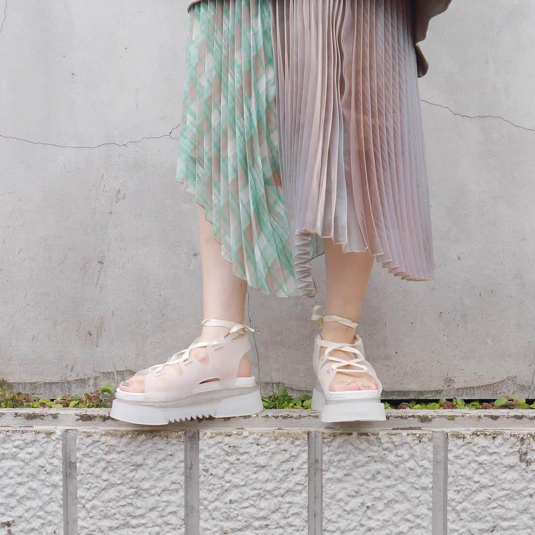 MIDWEST TOKYO WOMENさんのインスタグラム写真 - (MIDWEST TOKYO WOMENInstagram)「STAIR @stair_official  CHIFFON CHECK PLEATED SKIRT ¥50,600 . beautiful people @beautifulpeople_officialsite  TRANSPARENT GRADATION  DOUBLE TAPE SANDAL ¥19,800 . #stair_official  #beautifulpeople  #midwest_official」7月21日 19時09分 - midwest_tw