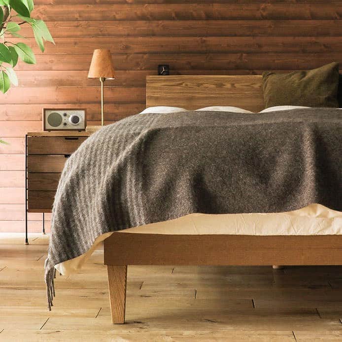 Re:CENO（リセノ）さんのインスタグラム写真 - (Re:CENO（リセノ）Instagram)「・ スタイリッシュな佇まいの リセノオリジナルベッド「folk（フォーク）」。 ・ 最大の魅力は、アッシュ無垢材を 贅沢に使用したヘッドボード。 ・ 板目と柾目を交互に配したデザインと、 落ち着きのある上品な色味が 寝室を上質な印象にしてくれます。 ・ またヘッドボードには、 奥行き10cmの棚があるので実用性も十分。 ・ 目覚まし時計や、 寝る前に読む文庫本を 置くのにもちょうどいいサイズです。 ・ さらに、生活スタイルに合わせた 使い方ができるのもポイント。 ・ フレーム側面に外枠が無いデザインで、 2つをぴったりくっつけられる仕様に。 ・ 一人暮らしにはシングル、 家族が増えれば、1台追加することで キングサイズとしてお使いいただけます。 ・ つなげたり、離したりすることで、 家族の成長に合わせて、 長くお使いいただけるベッドです^ ^ ・ #リセノ #インテリア #インテリアコーディネート #ナチュラルヴィンテージ #フォーク #家具 #京都 #暮らし #暮らしを楽しむ #ベッド #睡眠 #寝室 #模様替え #引っ越し #アッシュ材 #無垢材 #receno #interior #kyoto #interiorstyling #lifestyle #folk #bed #bedroom #ash」7月21日 19時10分 - receno.interior