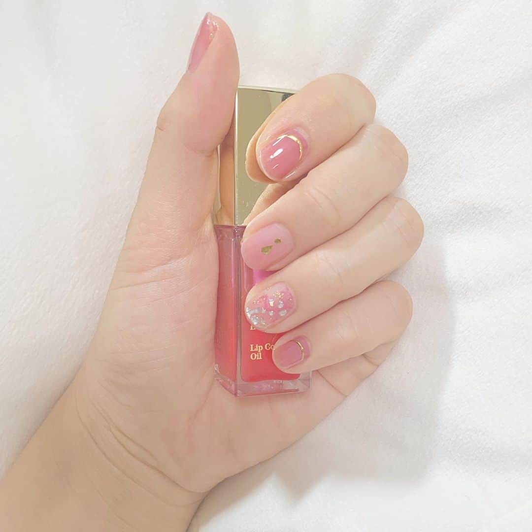 八木沙季のインスタグラム：「💅💅 . 自粛期間からはずっとネイルシールで セルフネイルしてます🙋🏻‍♀️💓 ネイルシールめっちゃいい🥺 1枚150円くらいやしデザイン可愛いし 2週間くらいは余裕で持つし👏✨ ネイル代浮くようになったから その分美容院行く頻度多くしようかな💇‍♀️ .」