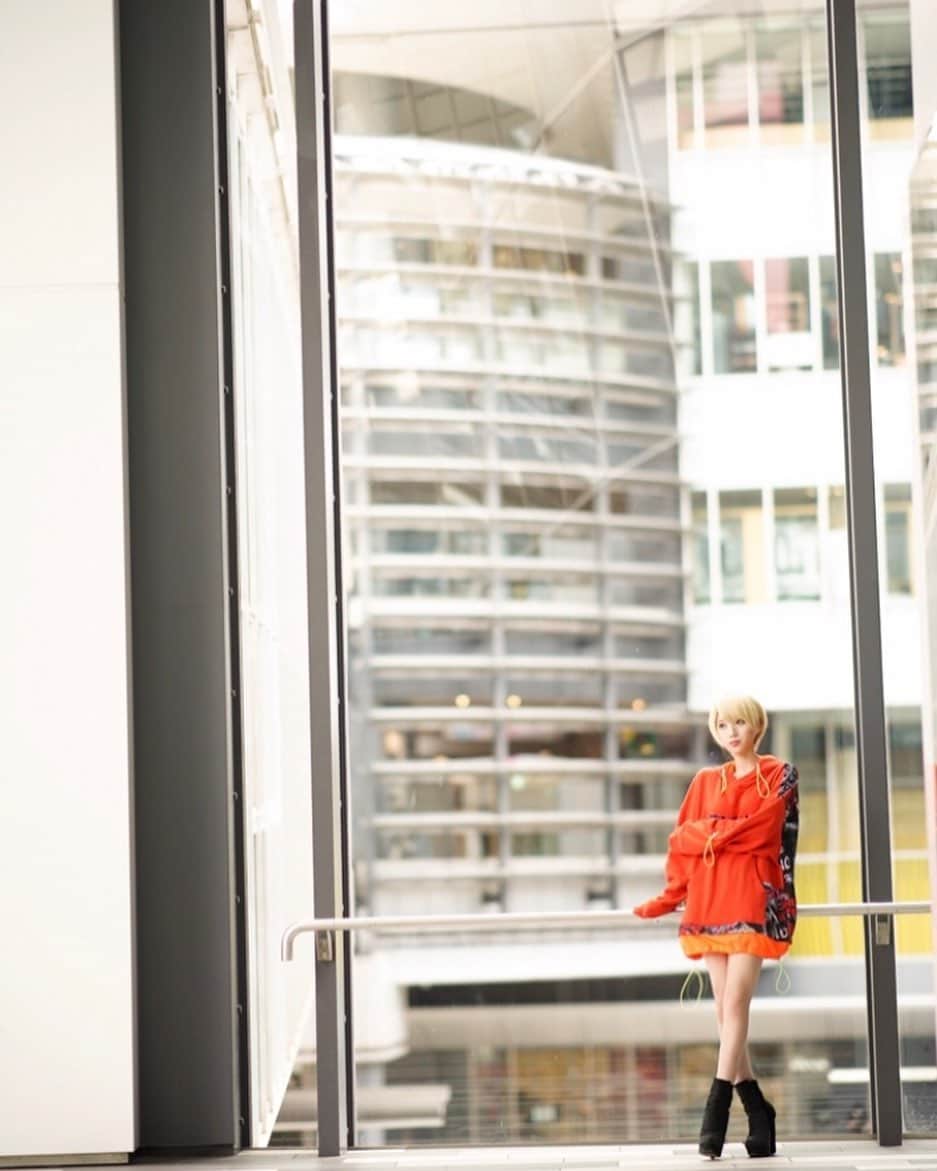 侑季美怜のインスタグラム：「🍊🧡 ・ ・ ・  #金髪ショート #ショートヘア　#ミニーショート　#金髪　#ハーフ　#韓日ハーフ　#モデル　#美人　#女優　#東京　#beauty  #girl #japanese #セクシー　#可愛い　#美脚　#谷間　#キャバ嬢　#キャバ　#おしゃれ　#ファッション　#ブランド　#美容　#エステ　#ネイル　#ヘアモデル　#脱毛　#ダイエット」
