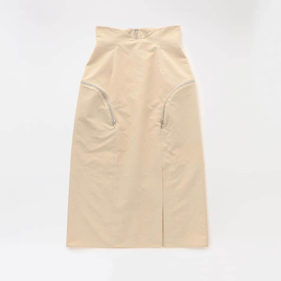 のインスタグラム：「. 『YOHEI OHNO』  YOHEI OHNO Fall 2020 collectionを7/23(木)より各店及びオンラインストアにて発売いたします。  アート、建築、工業デザインなどからインスパイアされた、アーティスティックで構築的なシルエット、ユーモアあふれるディテールへのアプローチに定評があり、 伝統的な洋服のルールに縛られない自由な発想から生まれるデザインが魅力の『YOHEI OHNO(ヨウヘイ オオノ)』。  20AWはマン・レイのオブジェやキルヒャーの世界図鑑、陰謀論、ミステリー、日常に感じるどこか不穏な気配などから着想を得て制作。カラーパレットは色を極力使わずに色味と質感にフォーカスされ、ナイロンやサテンの質感、ウールやコーデュロイの色味で全体的に冷たいムードに仕上げられたコレクションを提案します。  CURVED ZIP SKIRT ￥39,000+tax  @yohei_ohno   #loveless  #yoheiohno #20aw #newcollection #newitem  #fashion #selectshop #trend﻿」