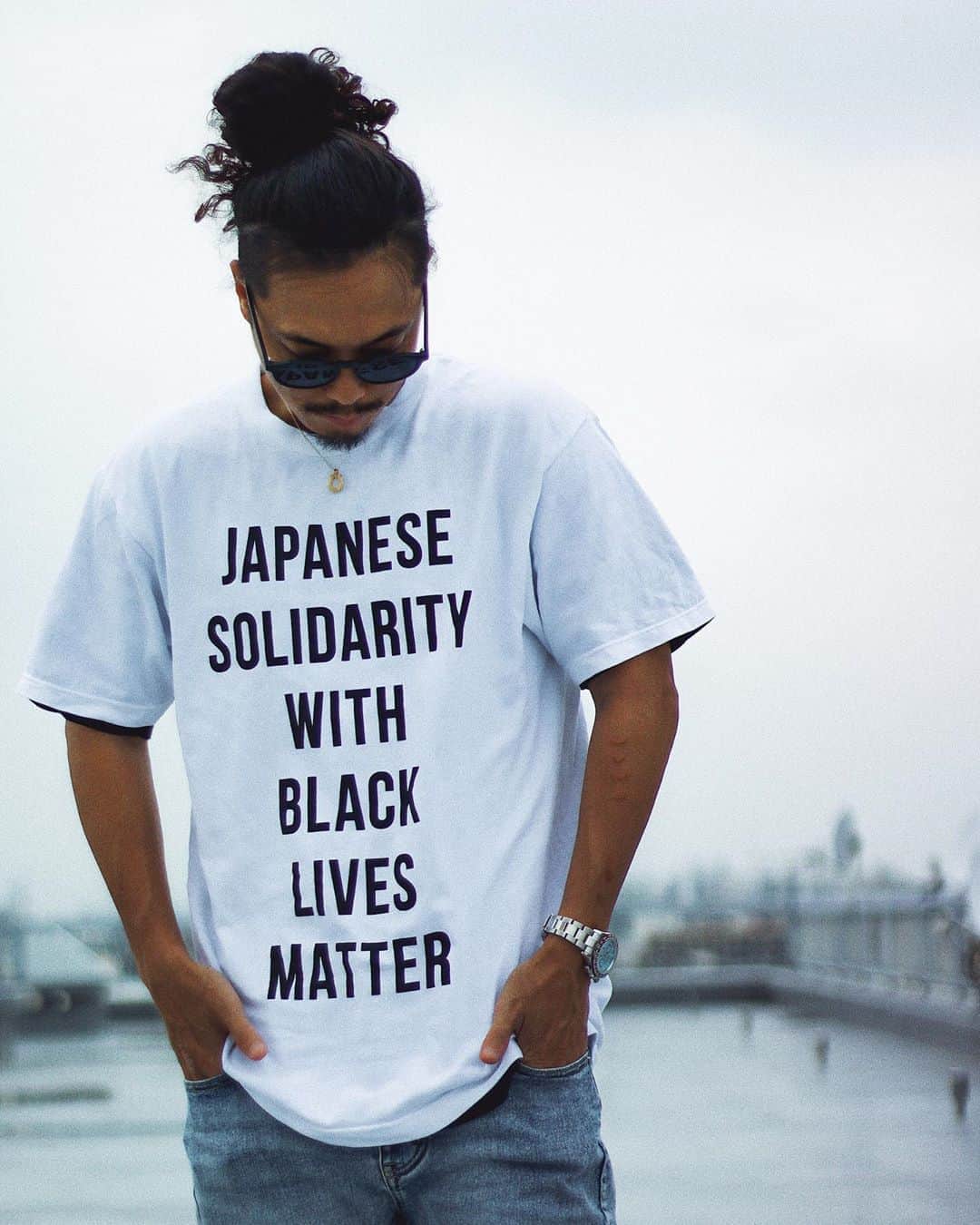 KANJIさんのインスタグラム写真 - (KANJIInstagram)「NIGO®が手掛けるHUMAN MADEは日本の20ブランドと協力してBlack Lives Matterに賛同するチャリティーTシャツを販売しました ・ このTシャツの収益は全額、ブラック ライブス マターやEqual Justice Initiativeのブラックアメリカンコミュニティーの未来に投資をする慈善団体に寄付されますとの事です ・ ・ アジア人差別も無くなりますように。 アメリカの学園モノの映画とかでアジア人は絶対にインキャみたいなポジションにされてんの差別だよな？ ・ ・  ーーーーーーーーーーーーーーーーーーーー #ストリート #ストリートファッション #ストリートスタイル#ストリート系ファッション#ストリートコーデ #ストリート系  #スニーカーコーデ #メンズファッション#メンズコーデ#メンズスタイル #ファッションコーデ #コーディネート  #パパコーデ #ストリートコーデ  #ジャパスニ #靴好き #スニーカーヘッズ  #スニーカー好きな人と繋がりたい #いいね返し #トレンドコーデ #humanmade #シンプルコーデ#シンプルファッション」7月21日 19時24分 - ing_1000