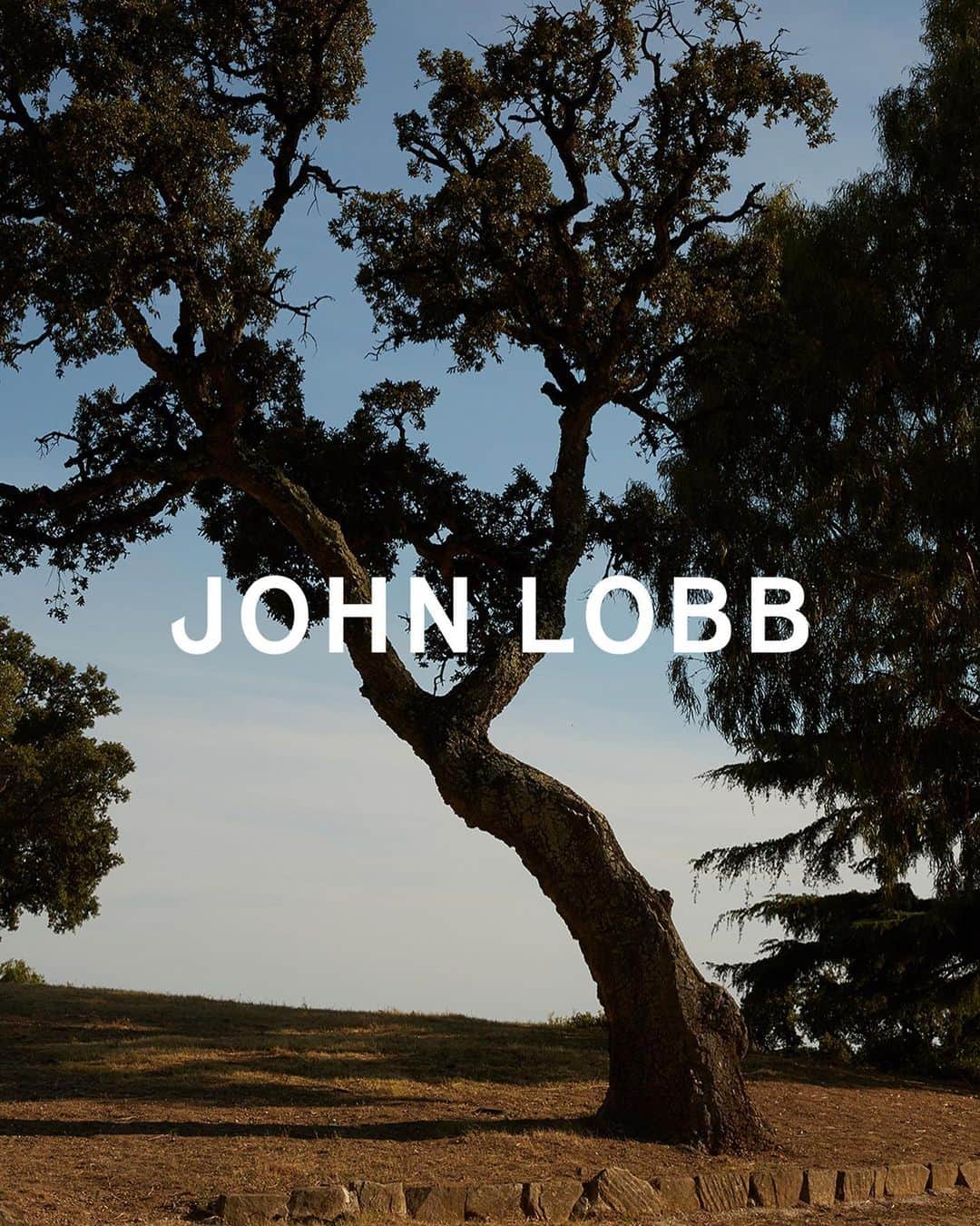 ジョンロブのインスタグラム：「A first look of Spring Summer 2021 – a journey of movement and discovery, where the exploratory nature of the collection is framed as a unique narrative. Shot in the South of France, this visual diary is an ode to slow life, stepping back in order to move forward. . #johnlobb @matemoro @borbalaszanto @mitchellbelk」