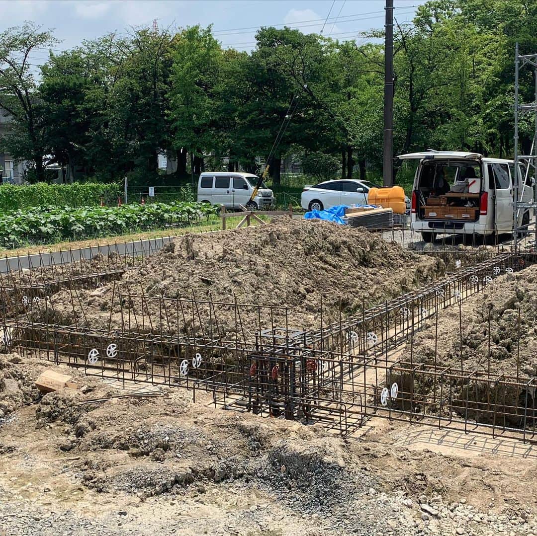 長縄建築株式会社のインスタグラム：「鉄骨倉庫新築工事🏭  雨で工事も遅れ気味ですがなんとか基礎配筋まで完了しました😊  #NAGANAWAKENCHIKU #新築工事 #基礎工事 #鉄骨工事 #倉庫新築 #鉄筋工事 #鉄骨倉庫 #工場 #エコハウス #ecohouse #名古屋市 #春日井市 #北名古屋市 #名古屋  リフォーム #リフォーム #リノベーション #住宅#建築 #住宅リフォーム #3代目👷 #スタッフ募集 #architecture  #instagood」