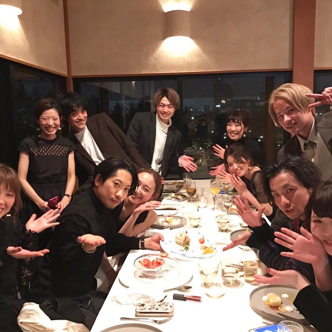 和田美由紀さんのインスタグラム写真 - (和田美由紀Instagram)「いつもありがとうございます💕 本日7月21日でLORENは5周年を迎えることができました😊 今日もお客様に初めは5席でしたもんねって言ってくださったんですが、 ほんとにオープンから長く支えて下さっているお客様はもちろん、ノリタケビルの皆さん、 サポートくださるディーラーさんの皆さん、 そしてスタッフのご家族も ほんとにありがとうございます🥺 いつも心配してくれるお父さんお母さんもありがとうございます💕 日々与えてもらえるものばかりで、自分がその分与えてるかと言うと全然できてない現状です。 力不足でしかない日々ですが、 どんな小さなことでも継続を大切にこれからも頑張ります💪🏻  最後に私の好きな歌を😊 🌼🌼🌼🌼🌼🌼🌼🌼 曲がりくねった道の先に 待っている幾つもの小さな光 まだ遠くて 見えなくても 一歩ずつ ただそれだけを 信じてゆこう  全てを愛せなくても ありのままの心で 何かをただ一つだけ 愛し続けてる人 その誇らしげな顔には 何にも負けないほど大きな 優しさが溢れ出してる  曲がりくねった道の先に 待っている幾つもの小さな光 まだ遠くて 見えなくても 一歩ずつ ただそれだけを 信じてゆこう  握りしめた手のひらじゃ 何にも掴めやしないと 開いた指のすき間から いつか手にしたままの 夢や憧れの種が 僕にだけ気付いて欲しそうに 明日へと芽を出してる  逃げ出してた昨日よりも ぶつかりあった今日に こぼした涙 立ち止まった自分を連れて 夢見てたあの日の僕に 会いに行こうか  🌼🌼🌼🌼🌼🌼🌼🌼  #いつもありがとうございます #これからもどうぞよろしくお願いします #lorensalon #懐かしい写真達 #ぜひご覧ください♡」7月21日 19時28分 - miyuwada