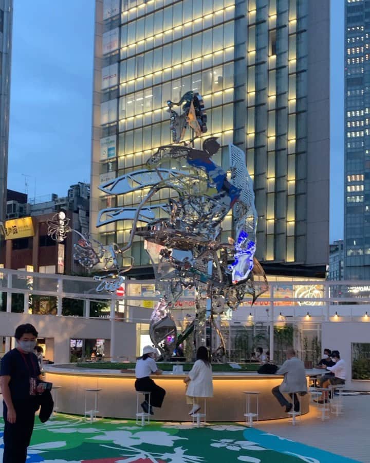 松山智一のインスタグラム：「It’s weekend here, every damn day n’ nite. 👩‍❤️‍👨👩‍❤️‍👩👨‍❤️‍👨👨‍👩‍👧‍👦👨‍👩‍👧 #comeVisit #ShinjukuStation #lumineEST  #新宿駅東口広場　#shinjukuEastSquare」