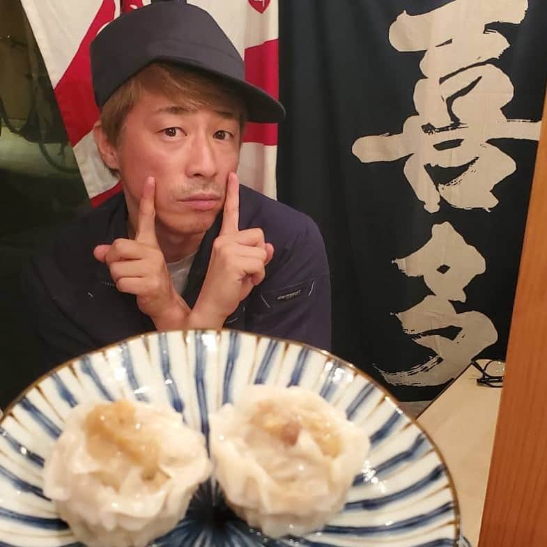 田村淳のインスタグラム：「酔ってるな… シュウマイを前にシュウペイですをやってるね…酔ってるな…次の日写真が送られてきてゾッとしたよ^_^」