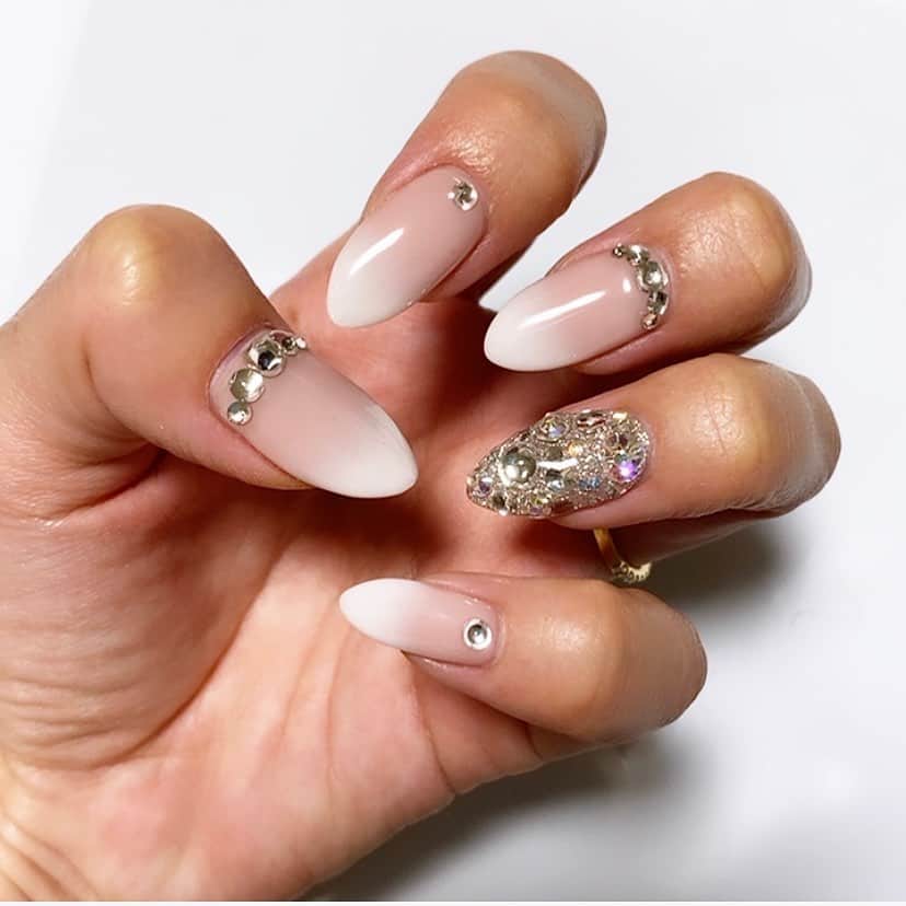 のインスタグラム：「出産したら長い爪しばらく出来んから今楽しんどく💅 ベビ生まれるまでに4人家族でディズニー行きたかったけどチケットとれへんな😥 #ファッション#コーデ#ネイル#ネイルアート#ネイルサロン#ジェルネイル#グラデーションネイル #フレンチネイル#白フレンチ#ネイルデザイン#fashion#outfit#ootd#code#nail#nailstagram#nails#nailart#gelnail#nailfashion#turquoise#instagood#simple#cool#chanel」