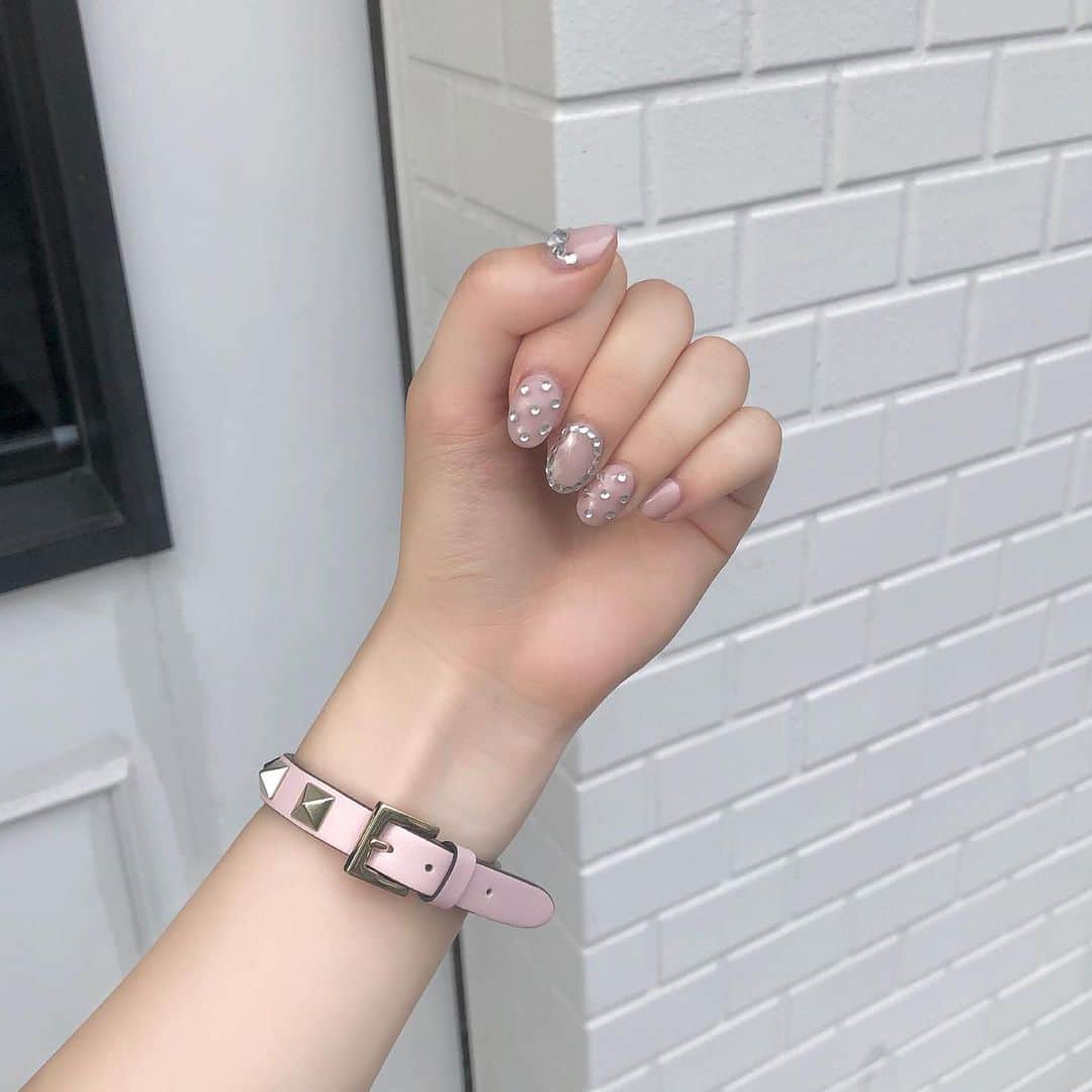 伊藤小春のインスタグラム：「・﻿ いまの爪かわいいの……﻿ ﻿ 「自分ウケ」が1番大事っておもう☺️💖﻿ ﻿ ﻿#ピンクネイル  #ジェルネイル﻿ #ネイルデザイン」