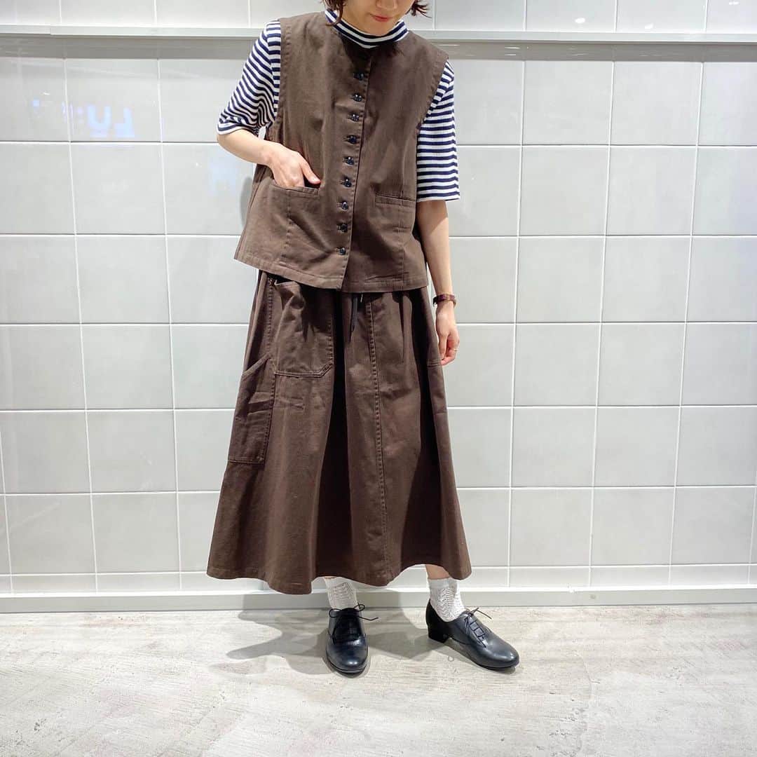 のインスタグラム：「. コットンツイルシリーズ 新色も加わり再入荷致しました◎ . . 少しコンパクトめなサイズ感のベストには 同シリーズのボリュームパンツやフレアスカートを合わせて セットアップの着こなしがオススメです👀 . カットソーやシャツ、甘めなブラウスなど インナーによって違った印象をお楽しみいただけます♩ . . コットンツイルベスト ¥8.900+tax (5001JK003201) コットンツイルフレアスカート ¥8.900+tax (5001SK008201) . モデル身長:154cm . . . アンビデックスストア、ZOZOTOWN にて詳しくご覧いただけますので ぜひご確認ください👀 アンビデックスストア http://ambidex.co.jp/par_ici/ ZOZOTOWN https://zozo.jp/sp/brand/parici/ トップページからアンビデックスストアに アクセス出来ます📱 #parici#parici_shop#pariciklassisk_shop#パーリッシィ#ambidex」