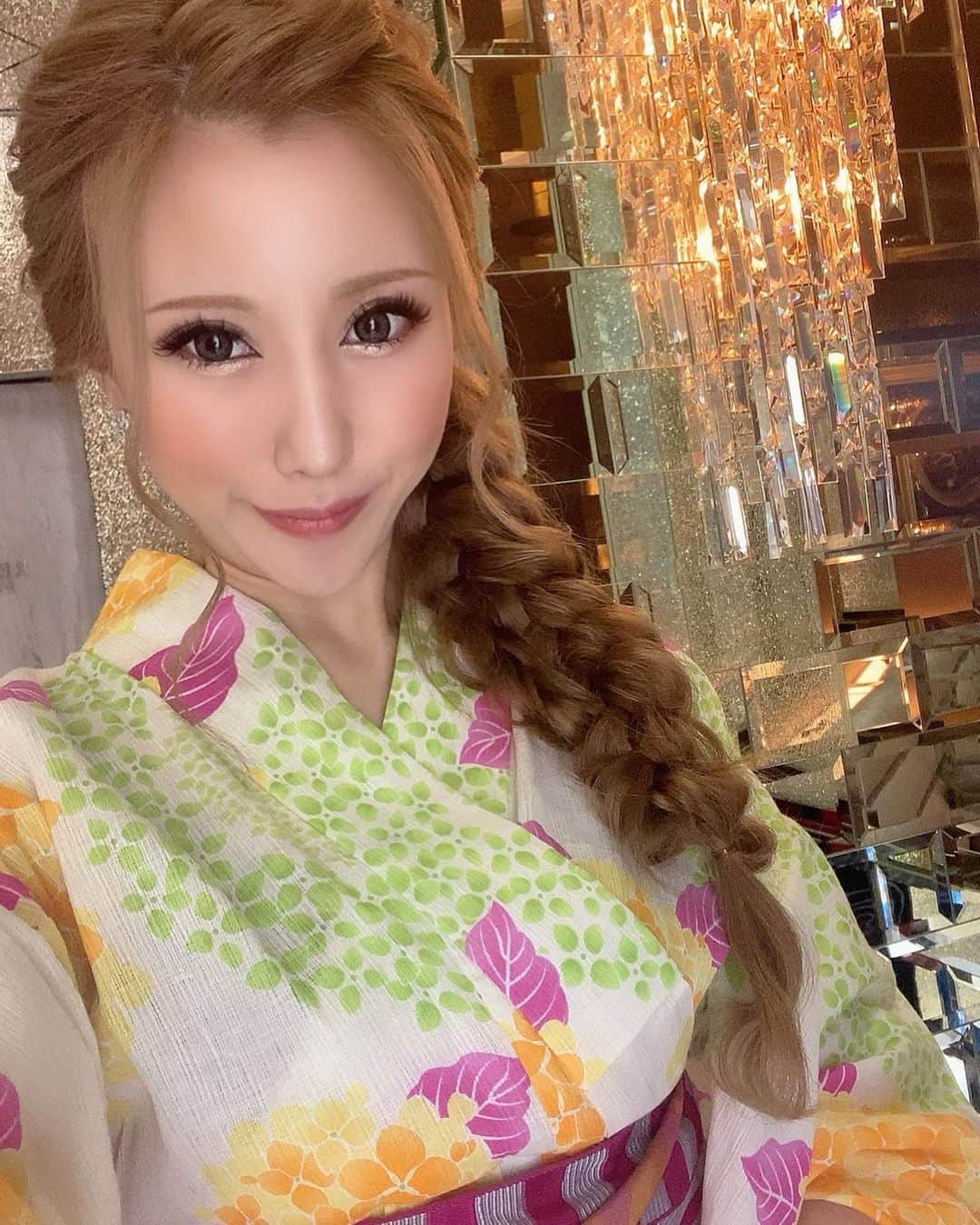 おなぎのインスタグラム：「浴衣イベント2日目👘  色んな噂が出回ってるみたいだけど、 まあ火のないところになんちゃらとも言うけど 根拠も無い噂を流す人も怖いし 事実確認が取れてない噂を信じる人も怖いなと思う世の中。  まあでも自分の身は自分で守ろう👍  #浴衣#浴衣ヘアセット #錦#キャバクラ#キャバ嬢 #salondegold」