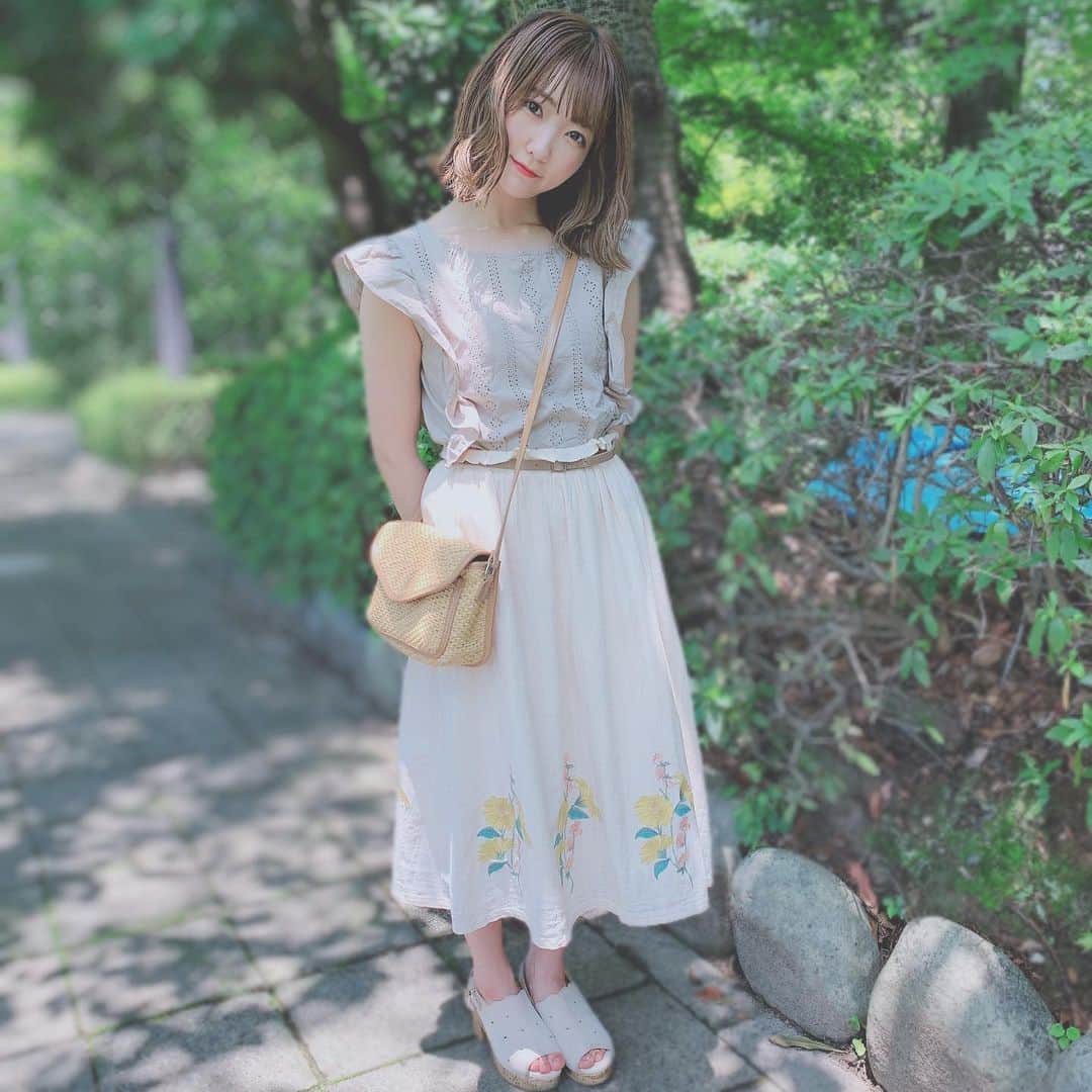 夏川愛実のインスタグラム：「﻿ ﻿ 全身〜！！﻿ 後ろのリボンになってて可愛い実は🎀﻿ ﻿ #アイドル#大須#ロブ#ロブ巻き#巻き髪﻿ #夏コーデ#夏服#私服#ベージュコーデ﻿ #グレージュ#ベージュカラー﻿ ﻿ ﻿」