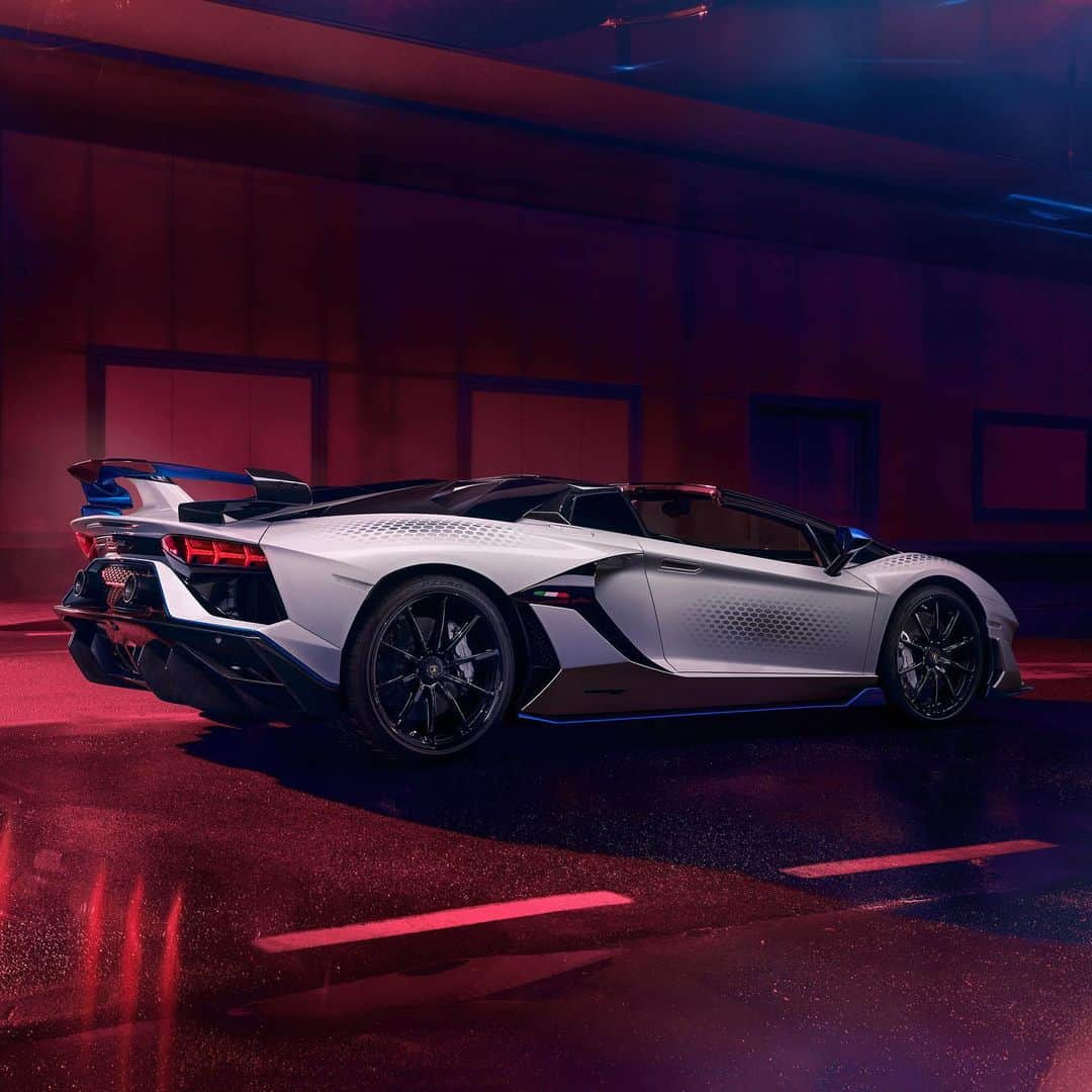 HYPEBEASTさんのインスタグラム写真 - (HYPEBEASTInstagram)「@hypebeastcarclub: @lamborghini has unveiled the 2021 Aventador Roadster SVJ Xago Edition. The latest take on the 770 horsepower hypercar model celebrates its Ad Personam customization program which now allows customers to participate in the program virtually instead of flying out to Italy, and also features a new pattern inspired by the hexagonal clouds on Saturn’s north pole. Hit the link in our bio for more details. It's set to be limited to just 10 units. ⁠⠀ Photo: Lamborghini」7月21日 19時43分 - hypebeast