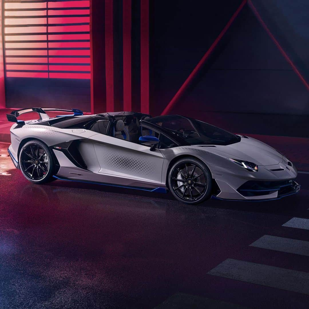 HYPEBEASTさんのインスタグラム写真 - (HYPEBEASTInstagram)「@hypebeastcarclub: @lamborghini has unveiled the 2021 Aventador Roadster SVJ Xago Edition. The latest take on the 770 horsepower hypercar model celebrates its Ad Personam customization program which now allows customers to participate in the program virtually instead of flying out to Italy, and also features a new pattern inspired by the hexagonal clouds on Saturn’s north pole. Hit the link in our bio for more details. It's set to be limited to just 10 units. ⁠⠀ Photo: Lamborghini」7月21日 19時43分 - hypebeast