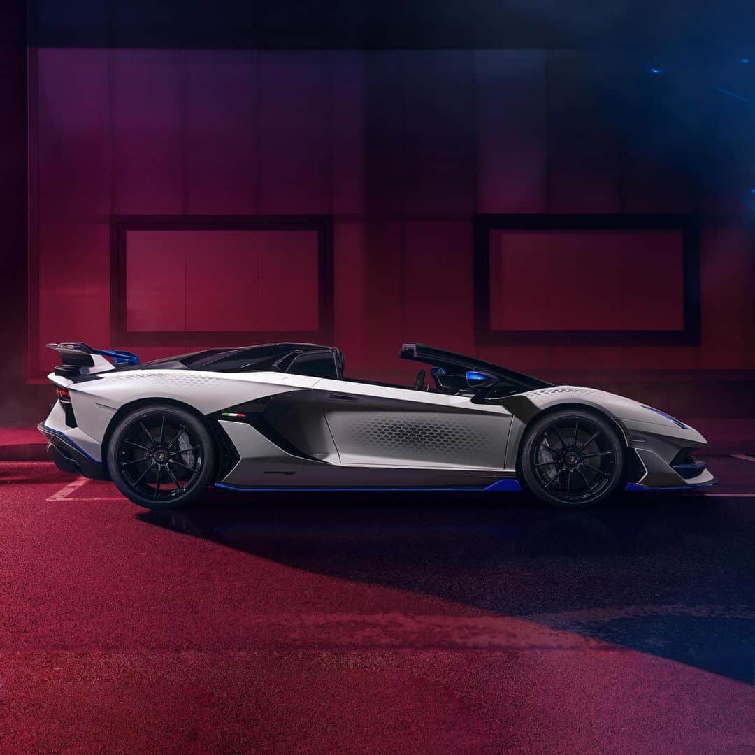 HYPEBEASTさんのインスタグラム写真 - (HYPEBEASTInstagram)「@hypebeastcarclub: @lamborghini has unveiled the 2021 Aventador Roadster SVJ Xago Edition. The latest take on the 770 horsepower hypercar model celebrates its Ad Personam customization program which now allows customers to participate in the program virtually instead of flying out to Italy, and also features a new pattern inspired by the hexagonal clouds on Saturn’s north pole. Hit the link in our bio for more details. It's set to be limited to just 10 units. ⁠⠀ Photo: Lamborghini」7月21日 19時43分 - hypebeast